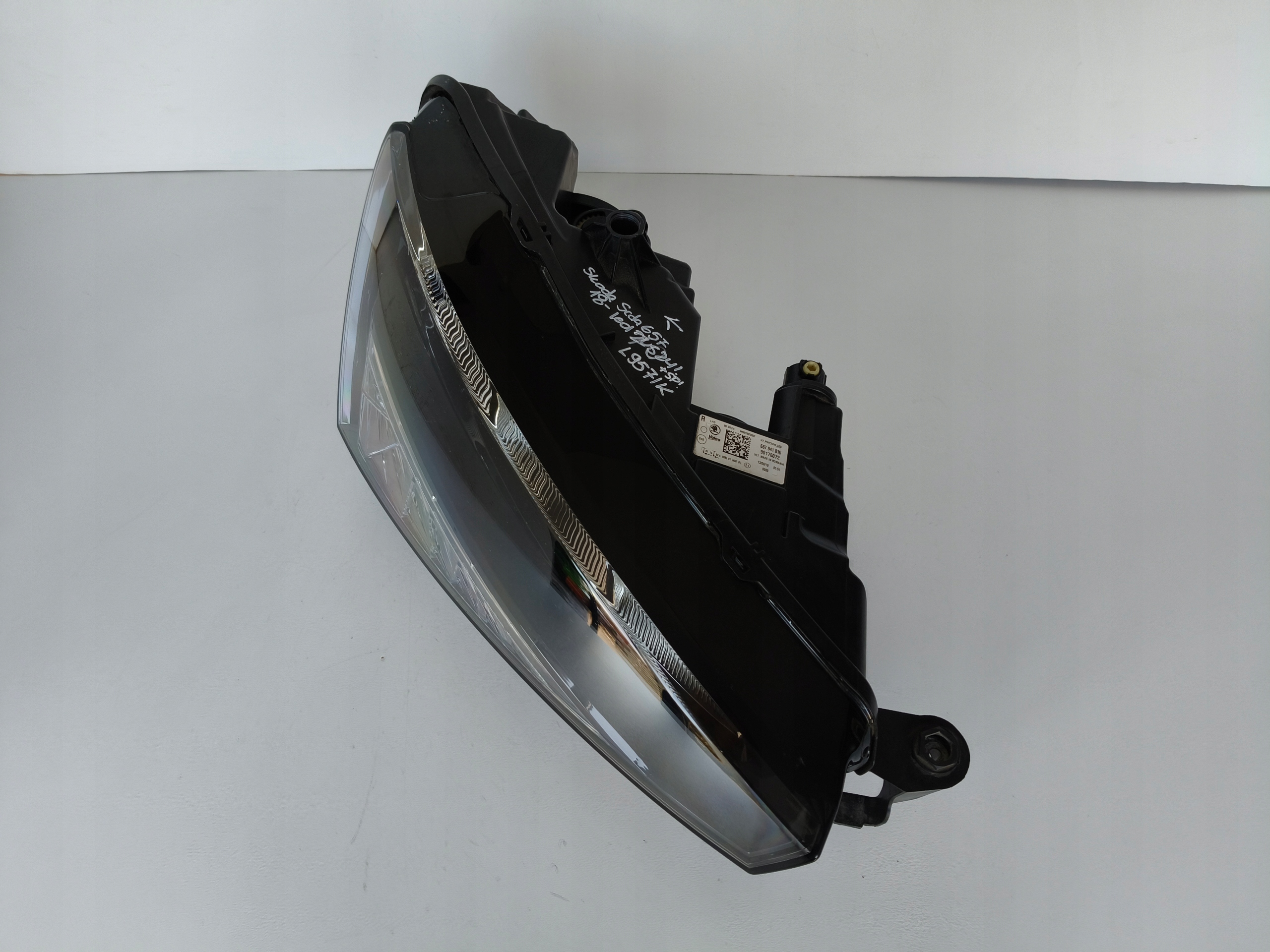 light right REFLEKTOR AUDI Q2 81A 16