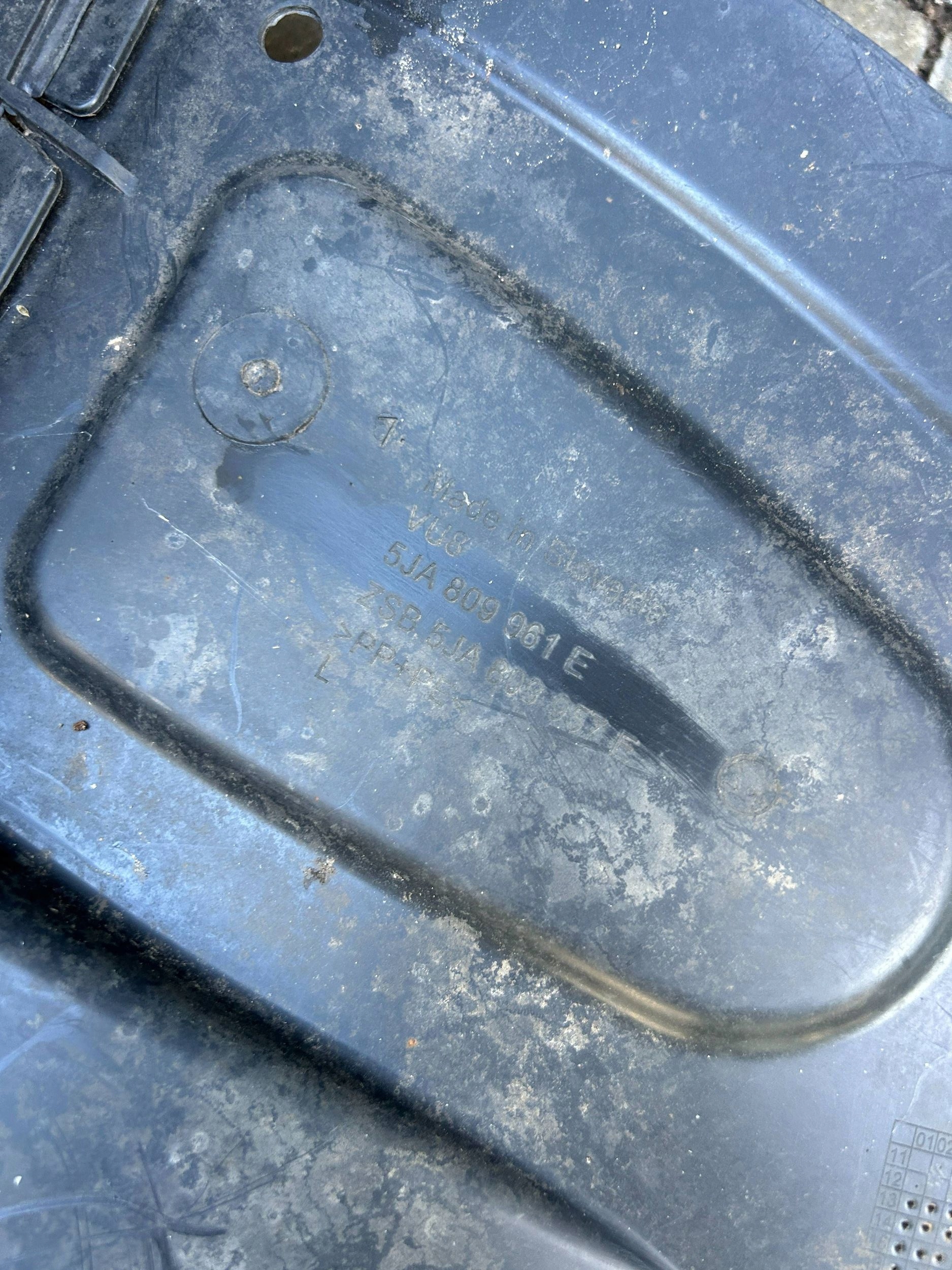 Skoda Rapid 13- mudguard left front front