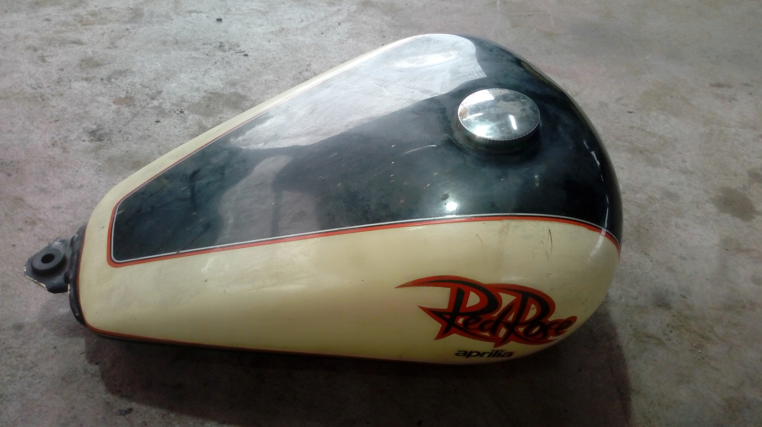 БАК ТОПЛИВНЫЙ БАК КАФЕ RACER APRILIA КРАСНЫЙ ПОПЛАВОК