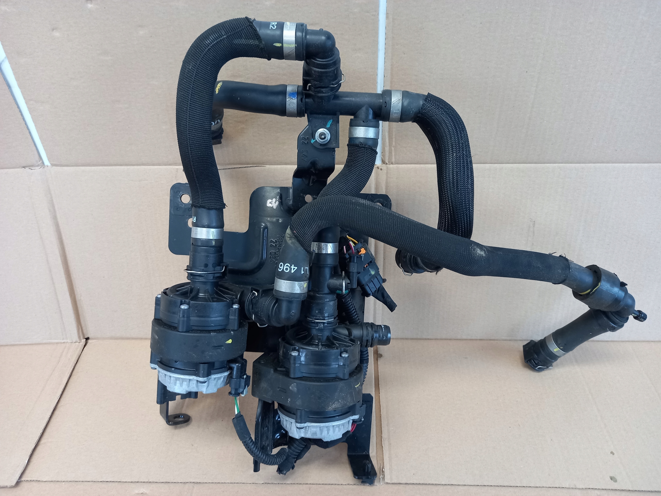 MODUŁ POMPKA PŁYNU WSPORNIK PRZEWODY OPEL E-CORSA PEUGEOT 208-E 9827561880