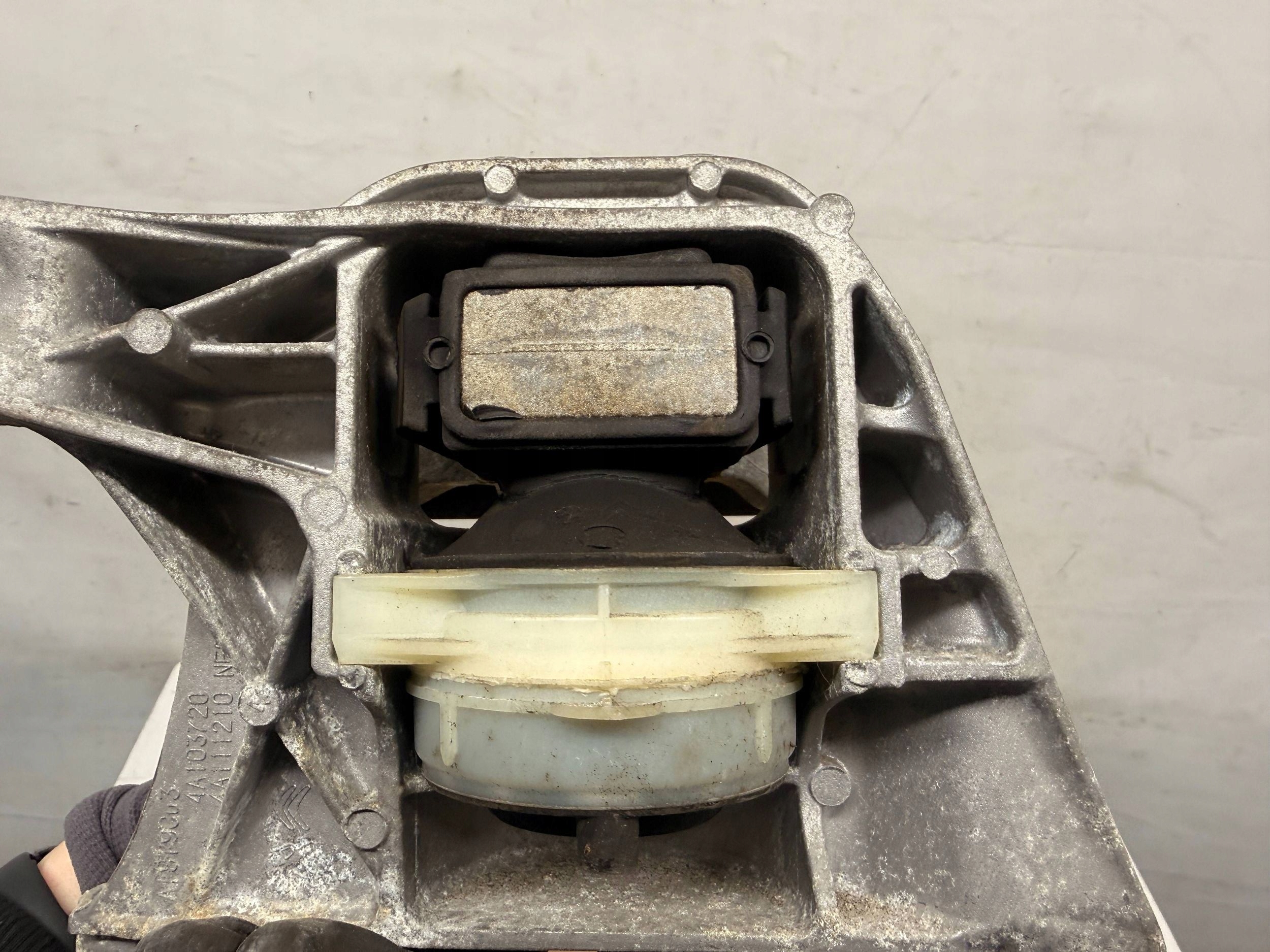 C4 Picasso II 1.6 EHDI engine mount 4A103720 DV6FC BH01