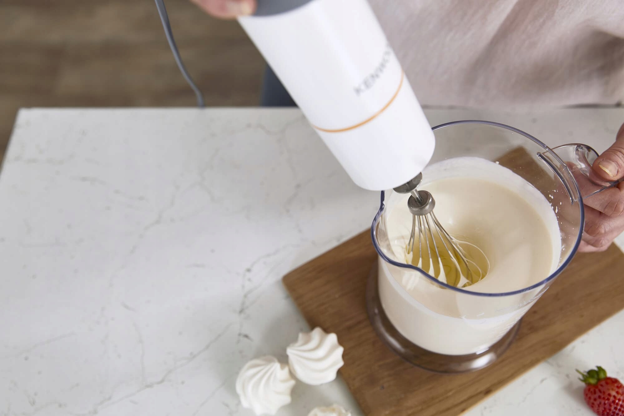 KENWOOD Blender Ręczny 850W Z Trzepaczką I Kubkiem SureGrip Biało-Szary — miniatura 6