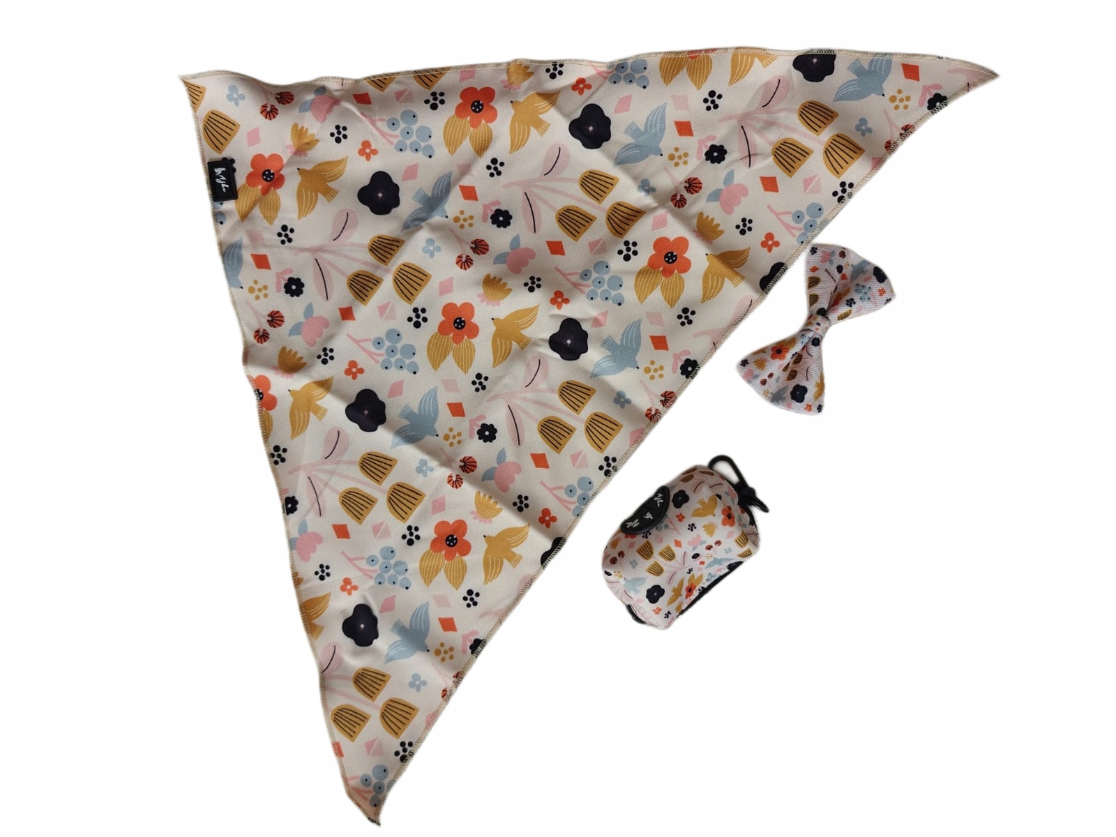 Levně Květinový vycházkový set pro psa, šátek, motýlek, pouzdro na sáčky, velikost M