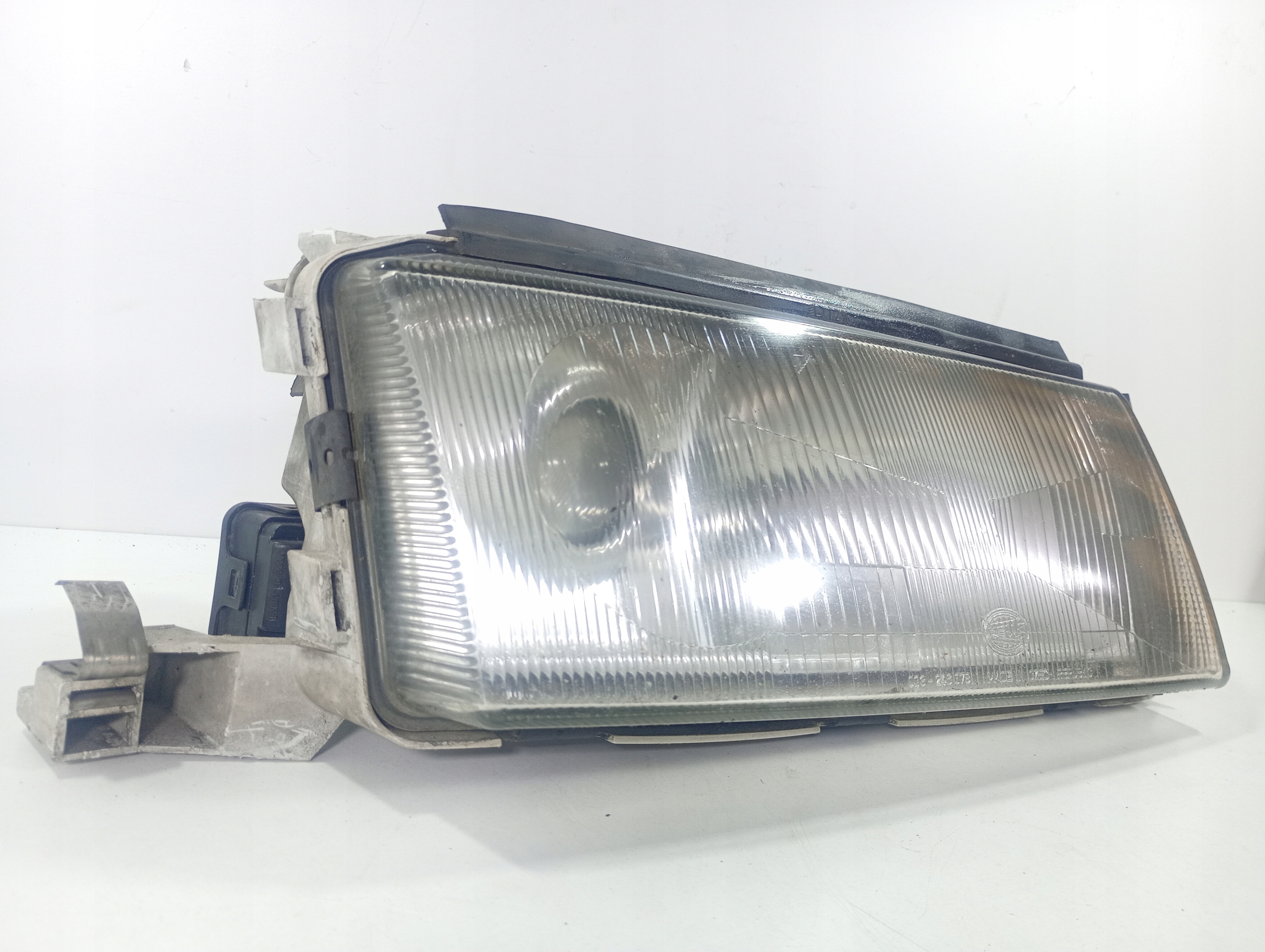 SKODA Octavia 1 95-10 REFLEKTOR right front HELLA OE 246086-00