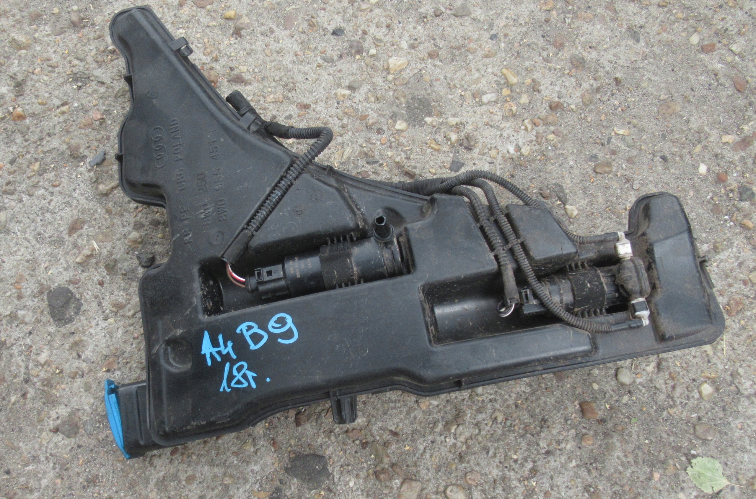 AUDI A4 B9 3.0 TDI 18R washer fluid tank 8W0955451L
