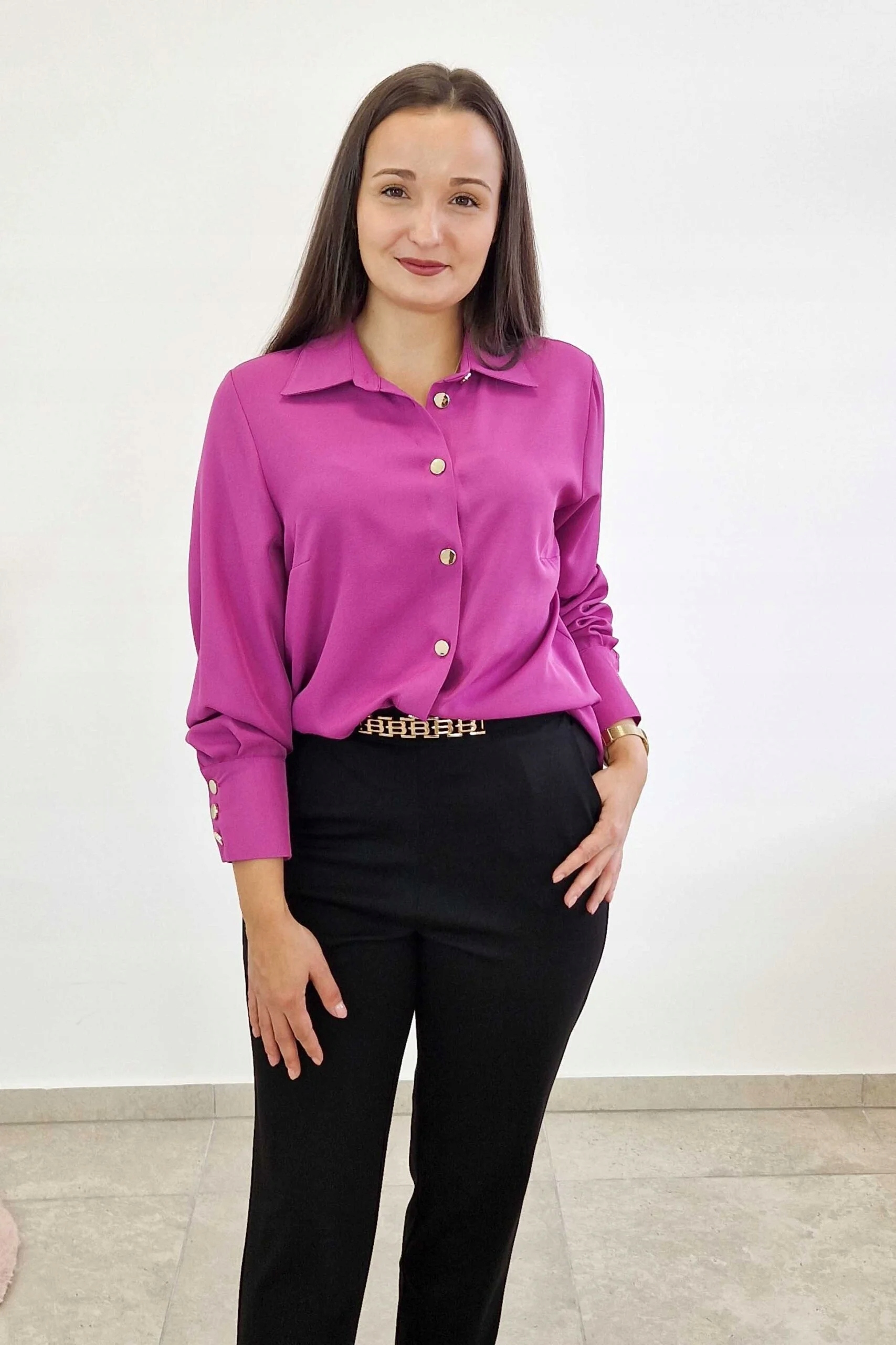 Elegantní dámská košile s ozdobnými knoflíky na rukávech Amarant 46