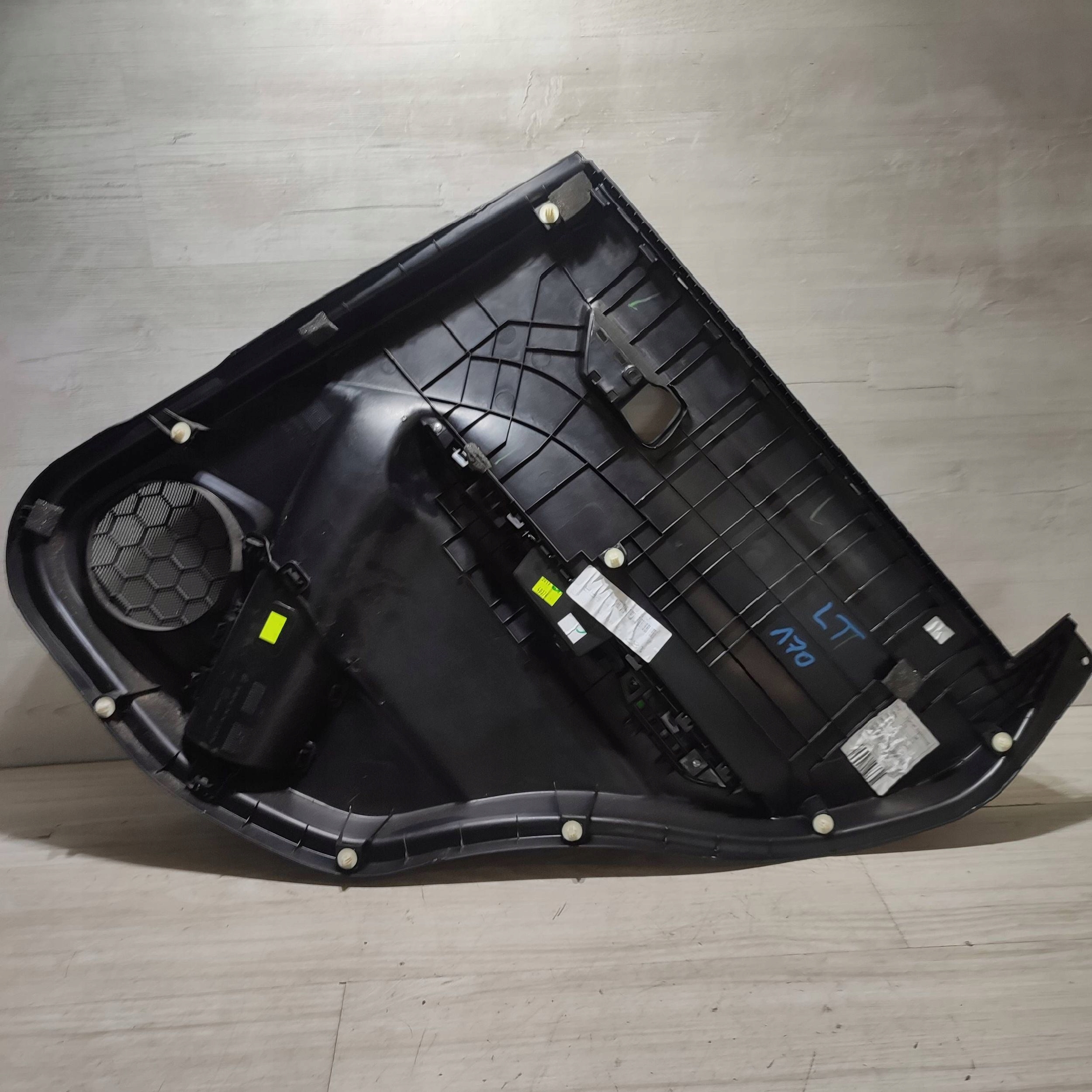 side rear coupe rear part side left Suzuki Vitara (LY) 8307554P20