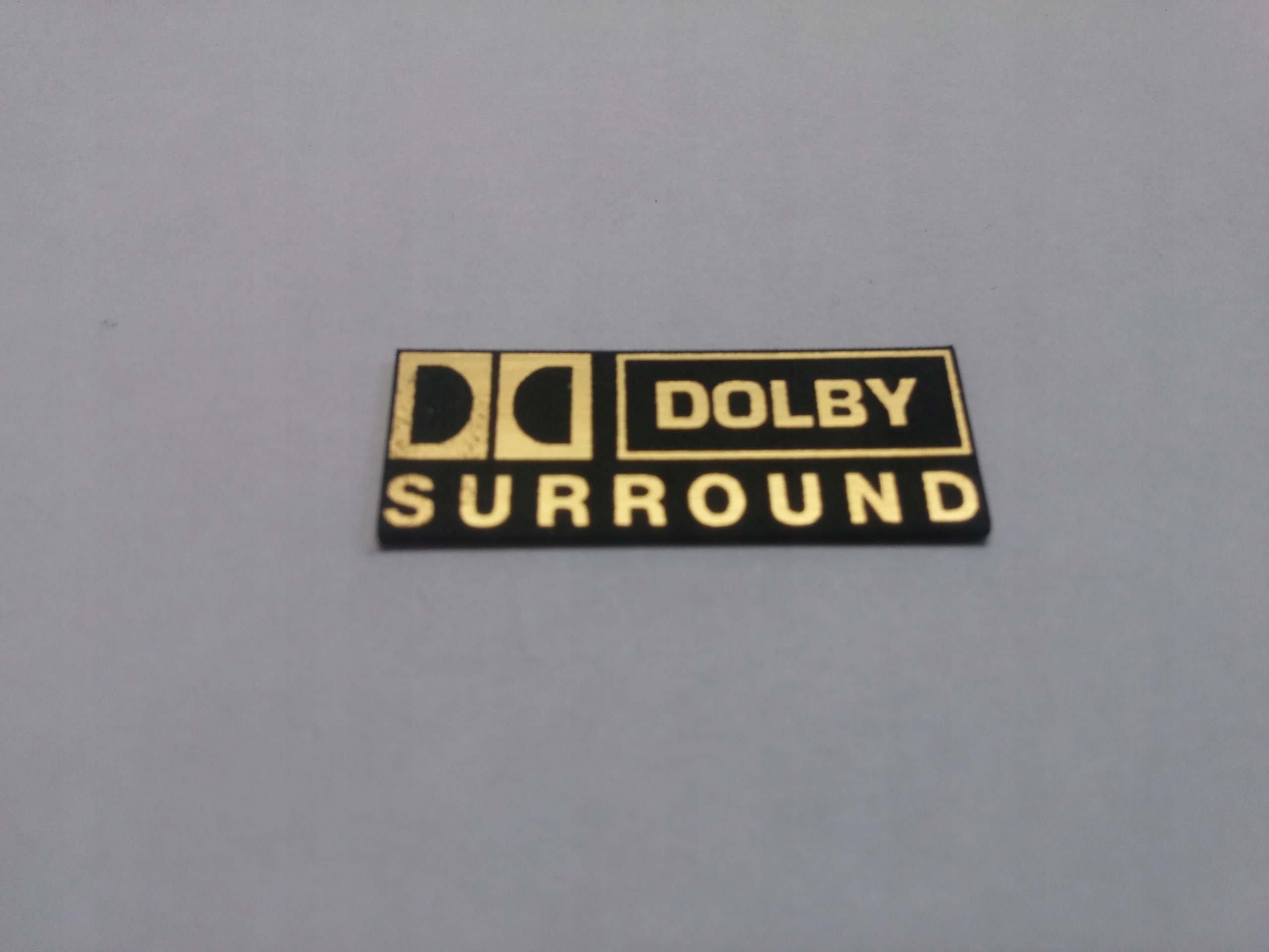 

Dolby Surround naklejka emblemat 29 x 11mm*ZŁOTA