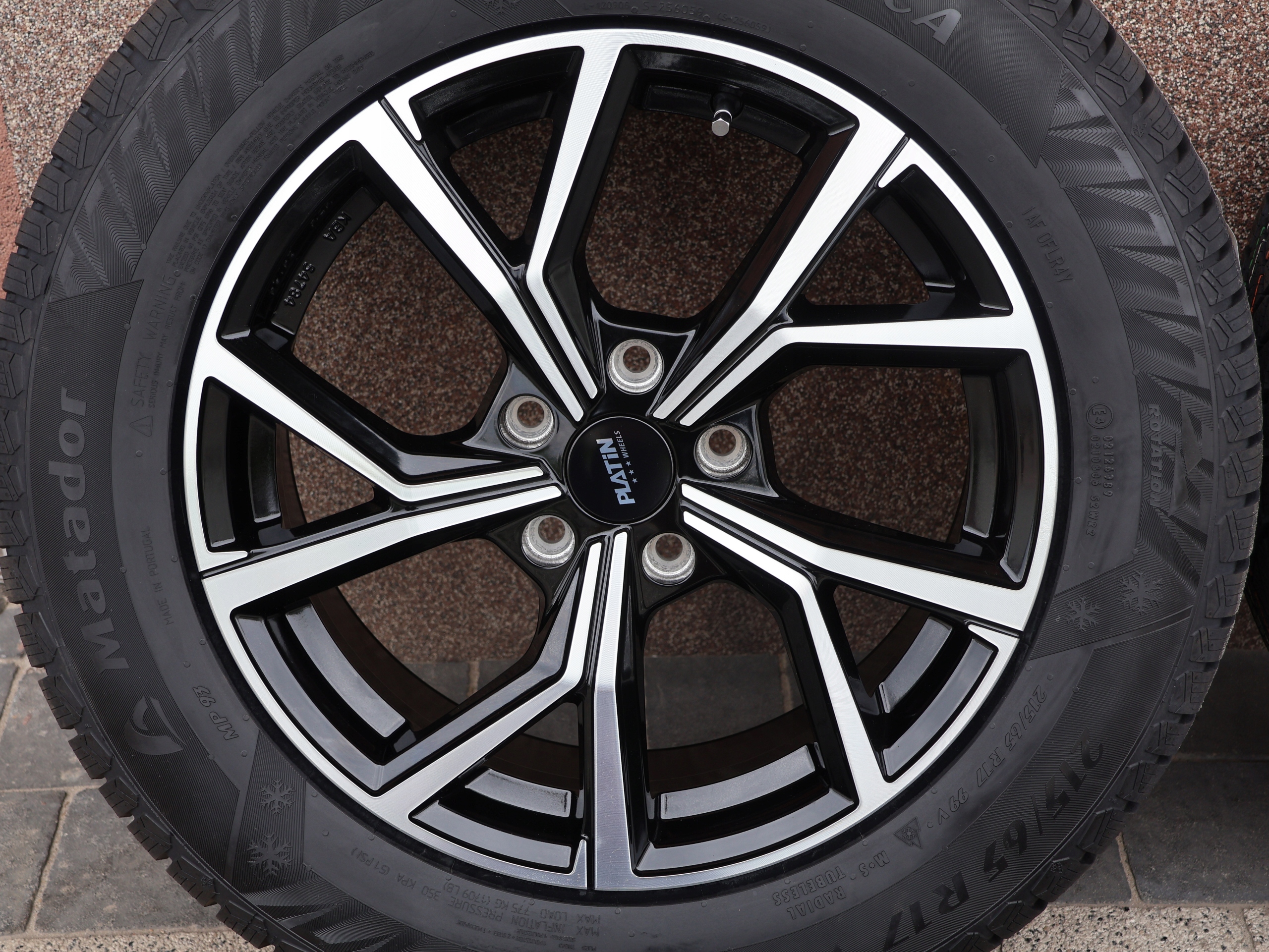 TOYOTA YARIS CROSS KOŁA ZIMOWE 215/55R17 NOKIAN CZUJNIKI CIŚNIENIA Liczba felg w ofercie 4 szt.