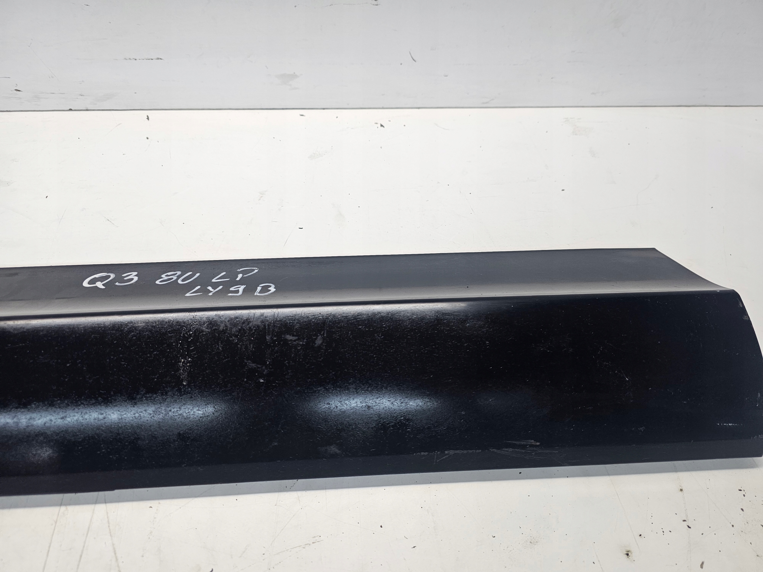 moulding lower door left front AUDI Q3 8U 8U0853959F LY9B