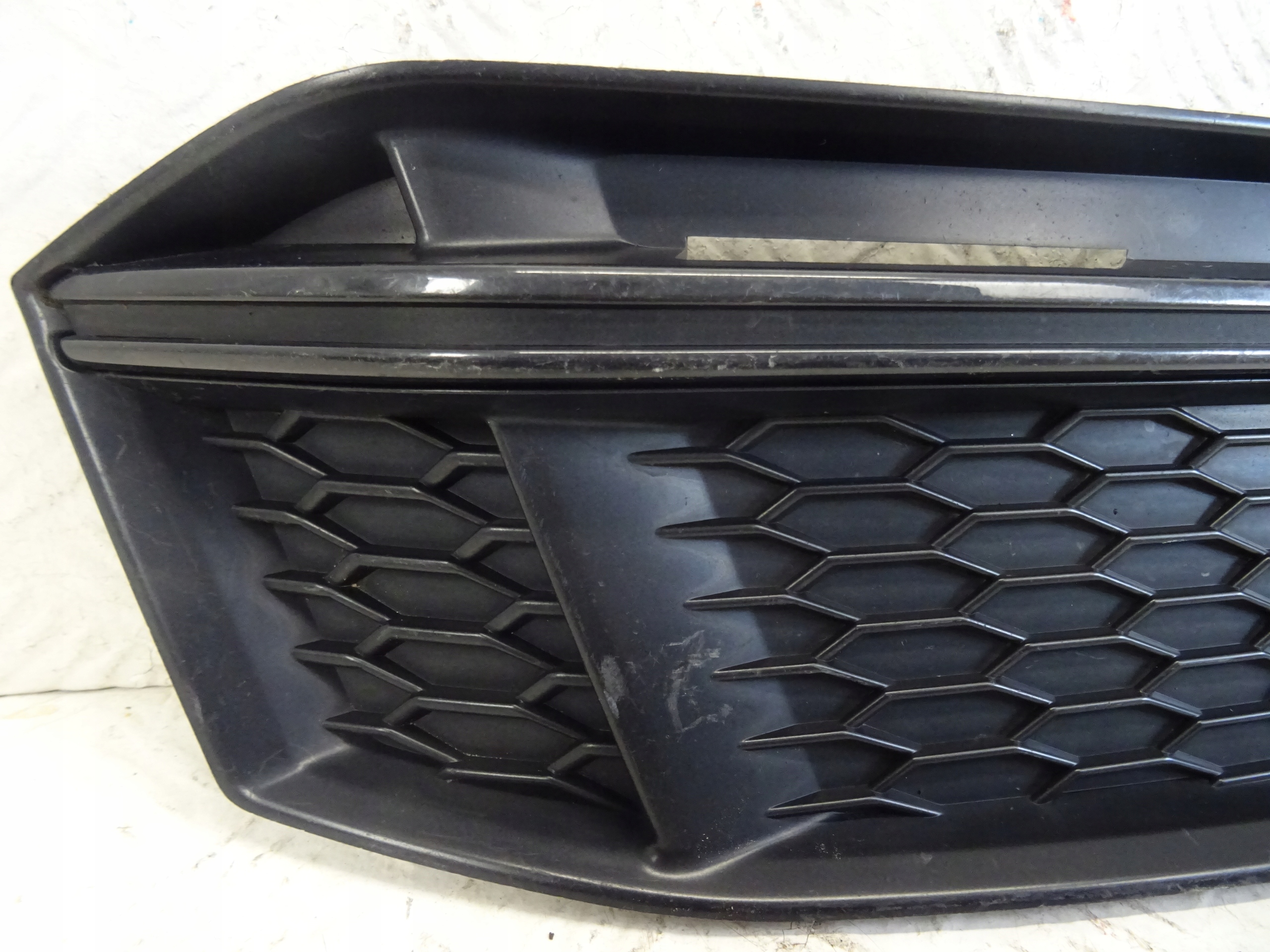 grid of a bumper front front right A4 S4 B9 S-LINE 8W0807682K