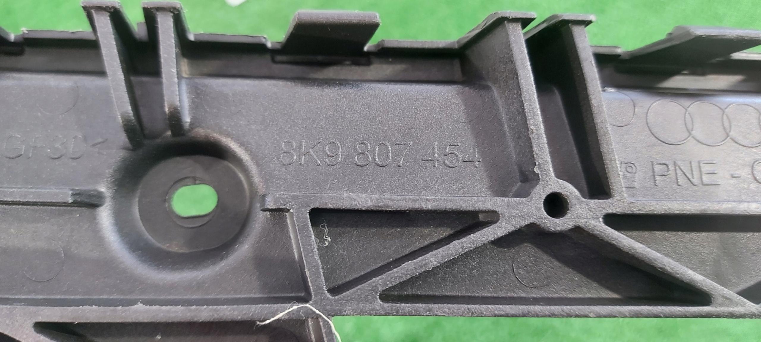 AUDI A4 B9 KOMBI right bumper bracket rear part console
