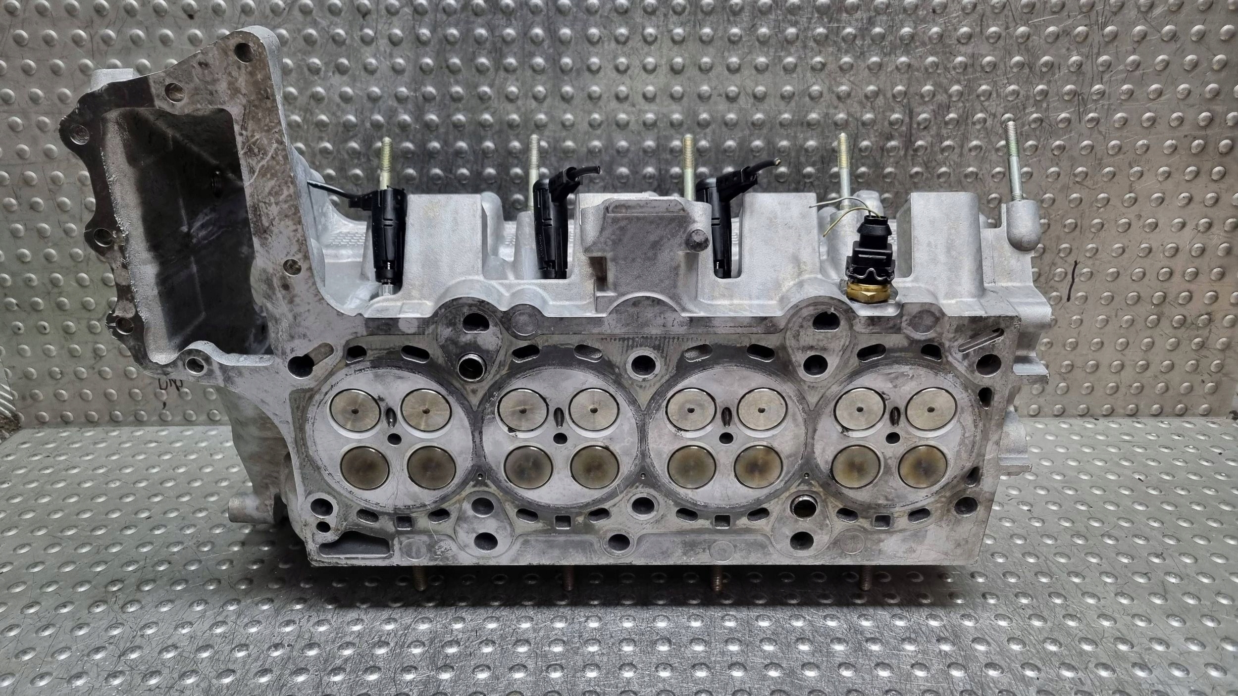 glava motora 7781211 7785876 BMW E60 E61 E81 E84 E87 E90 E91 2.0D M47