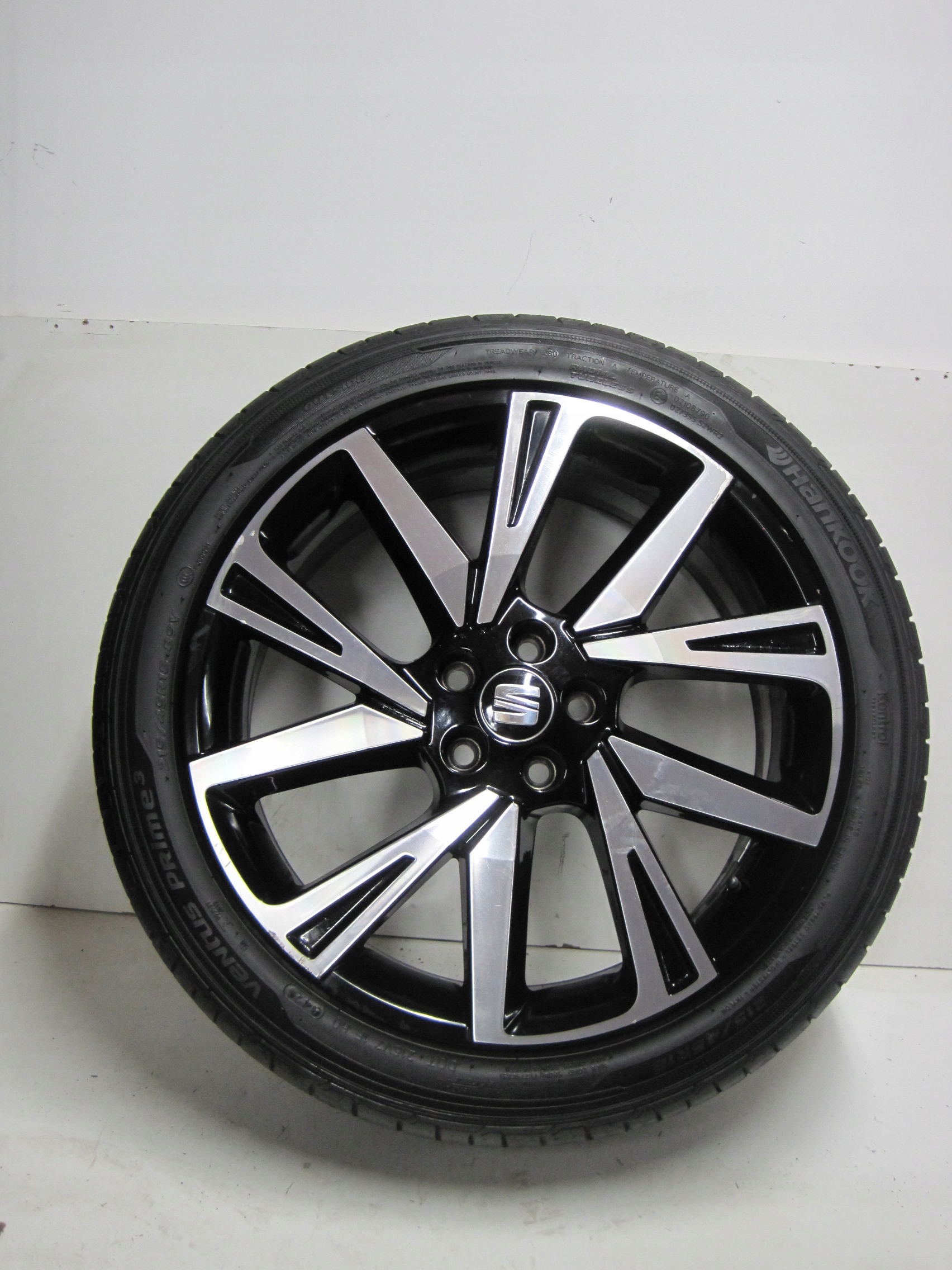 wheels discs tyres SEAT ARONA R18 6F9