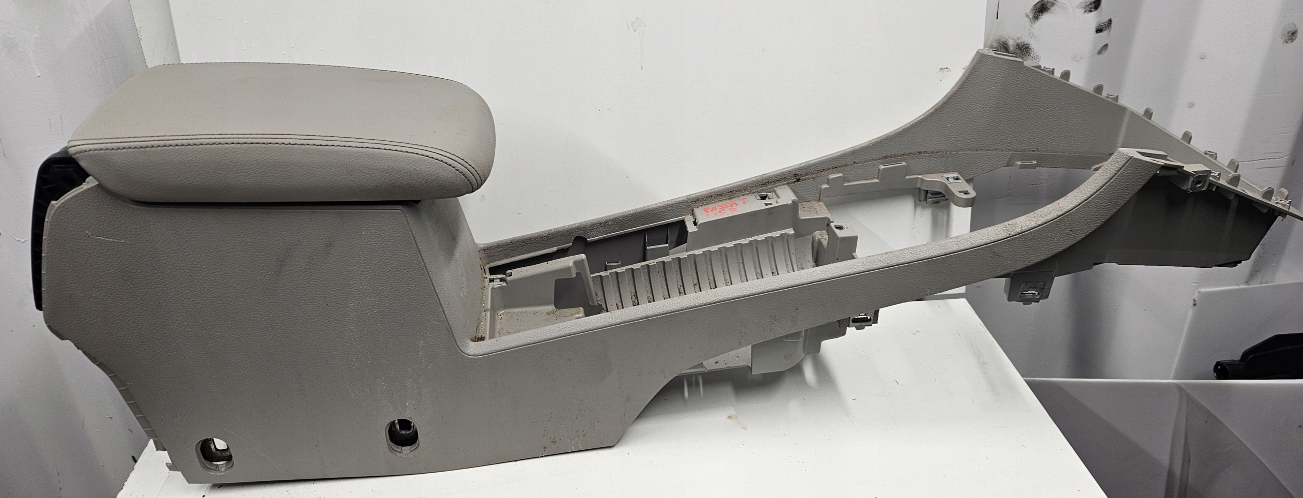 VW Passat B7 USA 2.5B 11- tunel central armrest