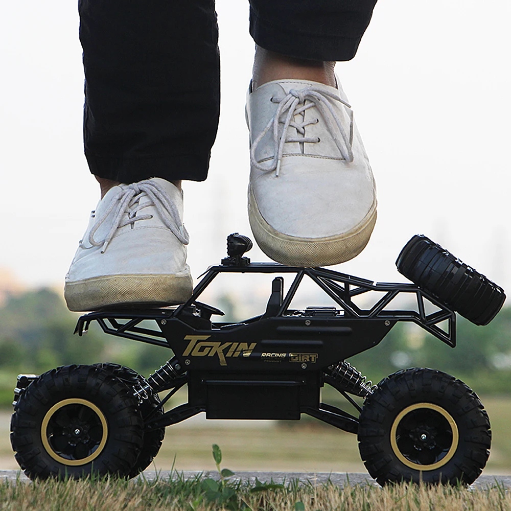 DIDELIS AUTOMOBILIS NUOTOLINIO VALDYMO AUTOMOBILIS RC METALINIS BEKELĖS 4X4 + 2 BATERIJOS Dažnių diapazonas 2,4 MHz