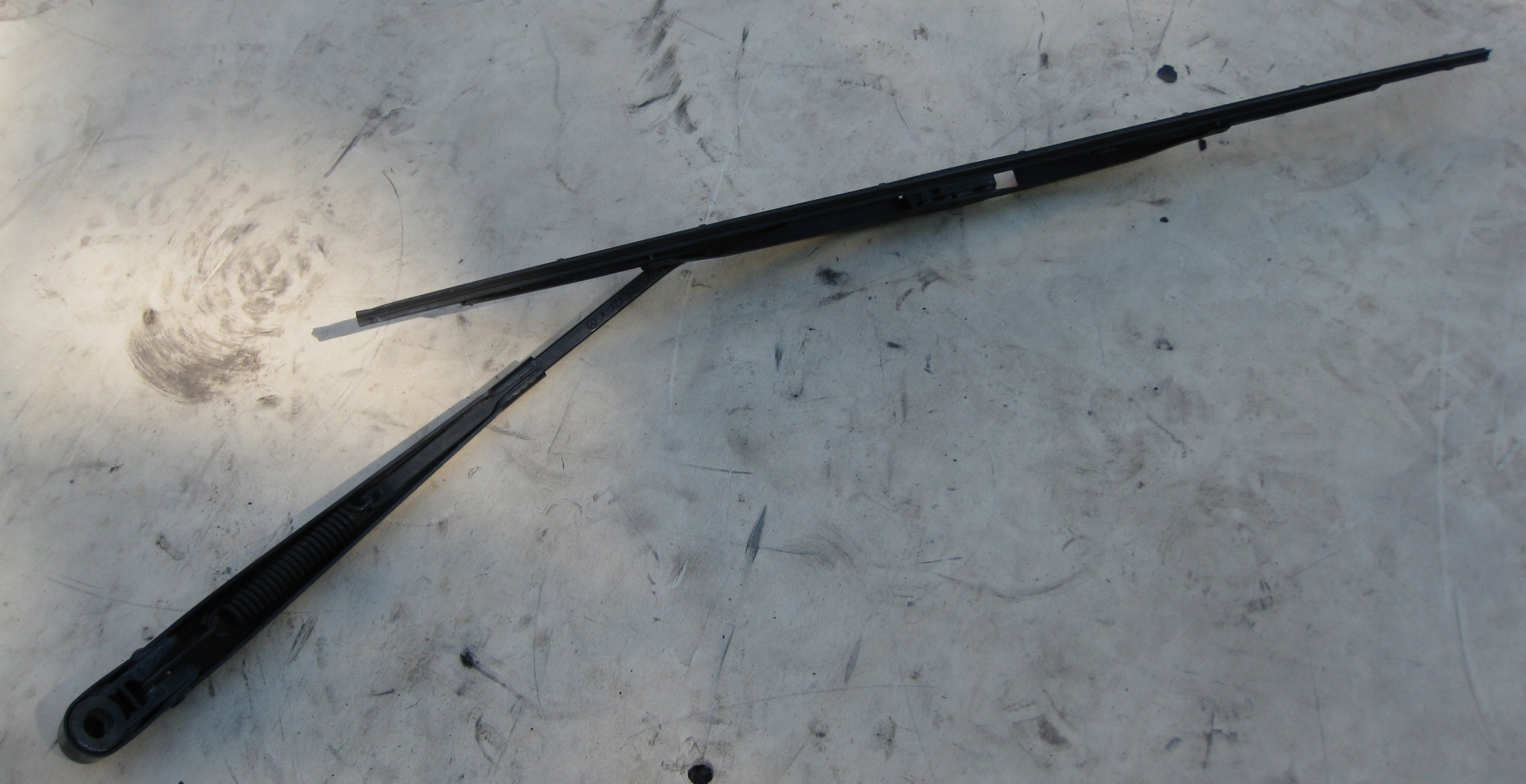 MERCEDES ATEGO 3 818 5.2D 18R wiper arm left 9738200044
