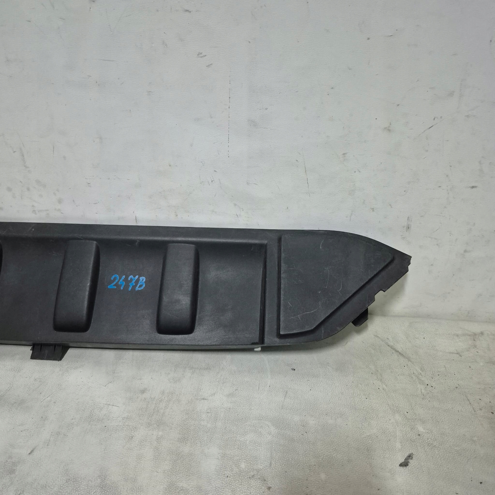 AUDI Q7 a 1 4L 05-09 kryt příčka GORA stěny