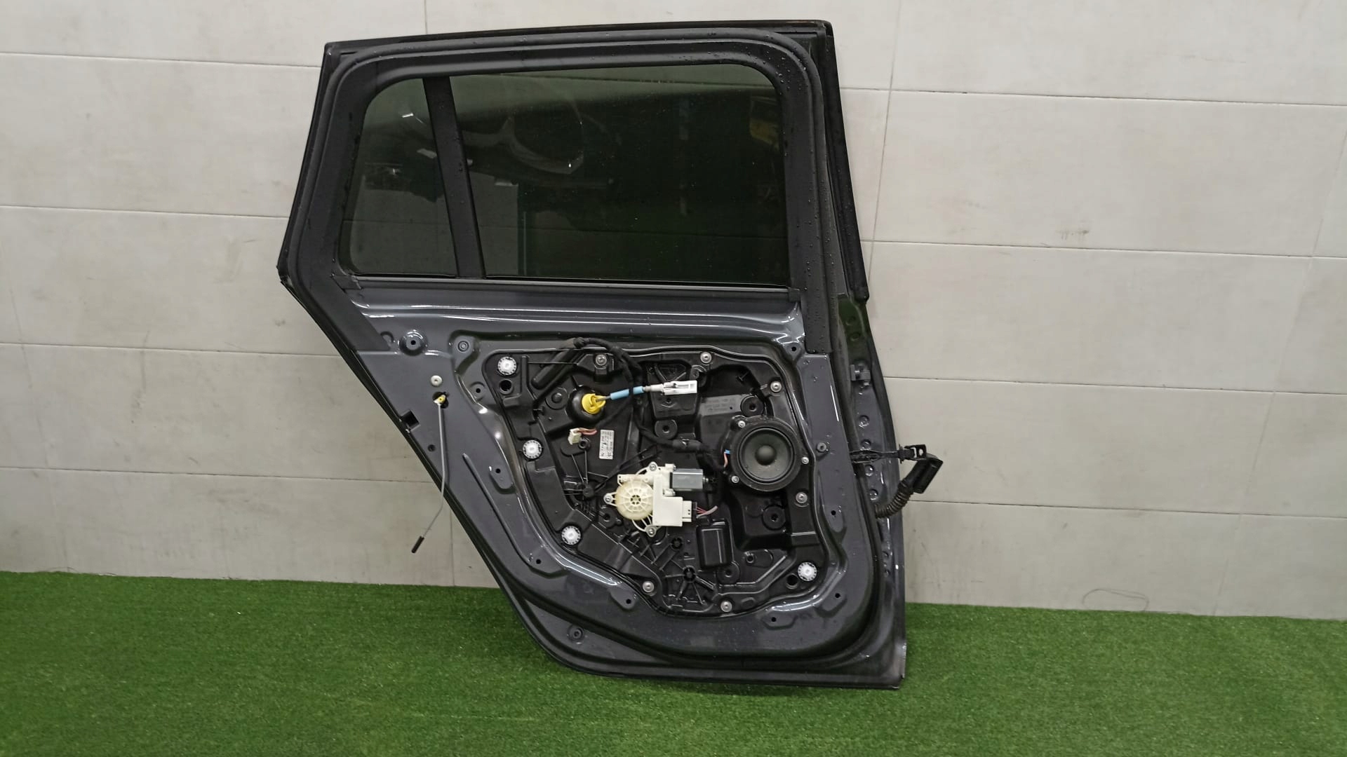 BMW 3 G21 door left rear part KEYLESS CIEMNA window B39
