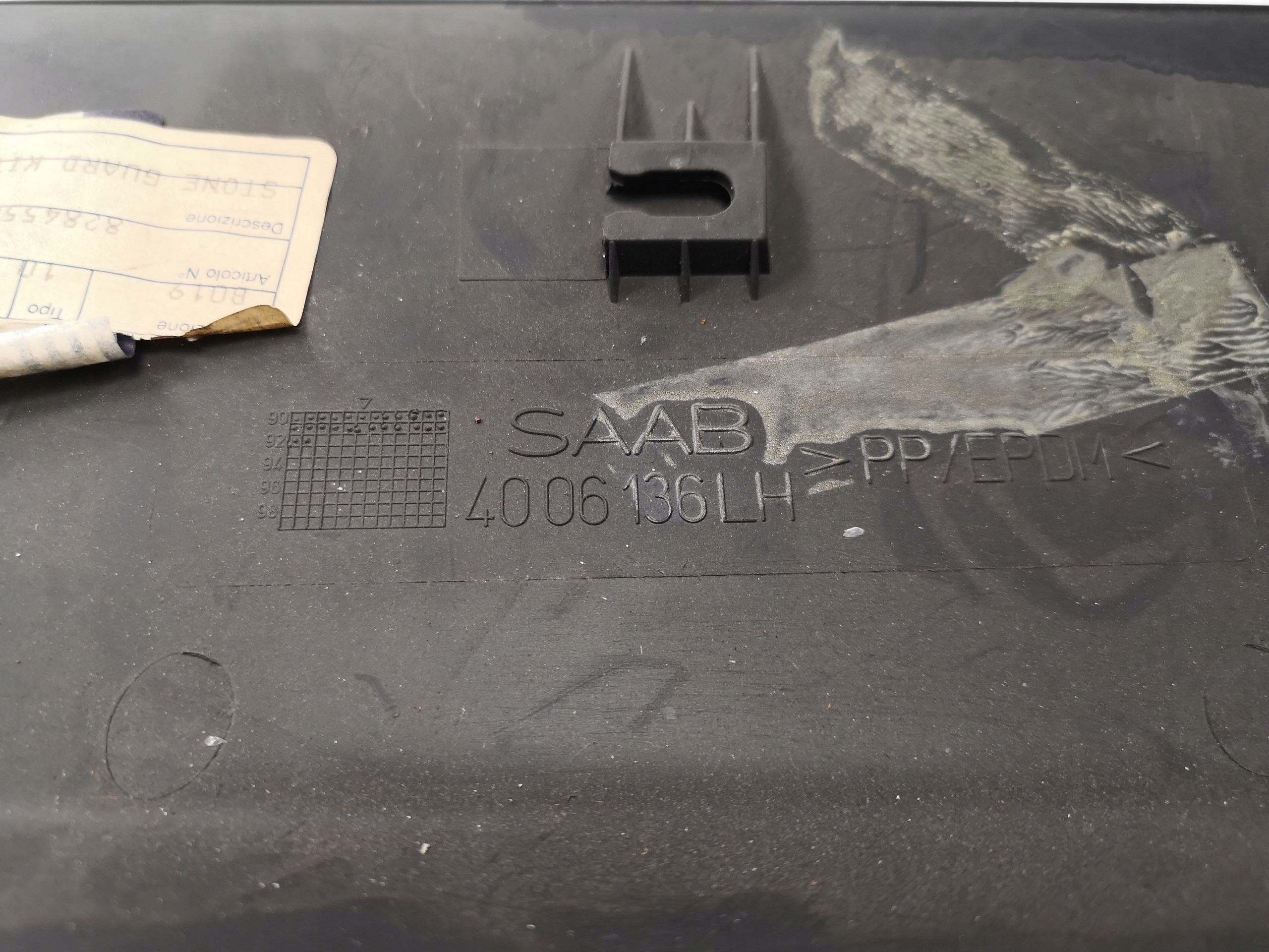 kryt PRAHU levý předek SAAB 9000 92-97 / 8284556