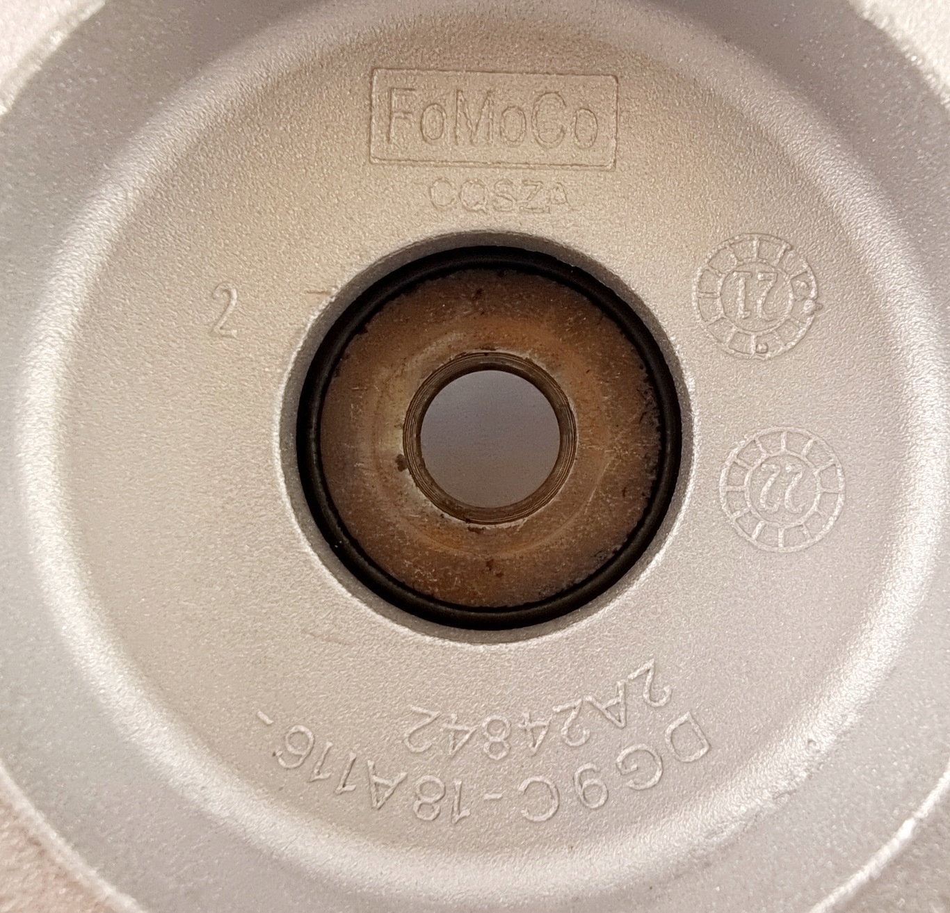 MOCOWANIE GÓRNE AMORTYZATORA TYŁ MONDEO 2014- _ 5278397 _ DG9C-18A116-AXF Numer katalogowy części DG9C-18A116-AXF