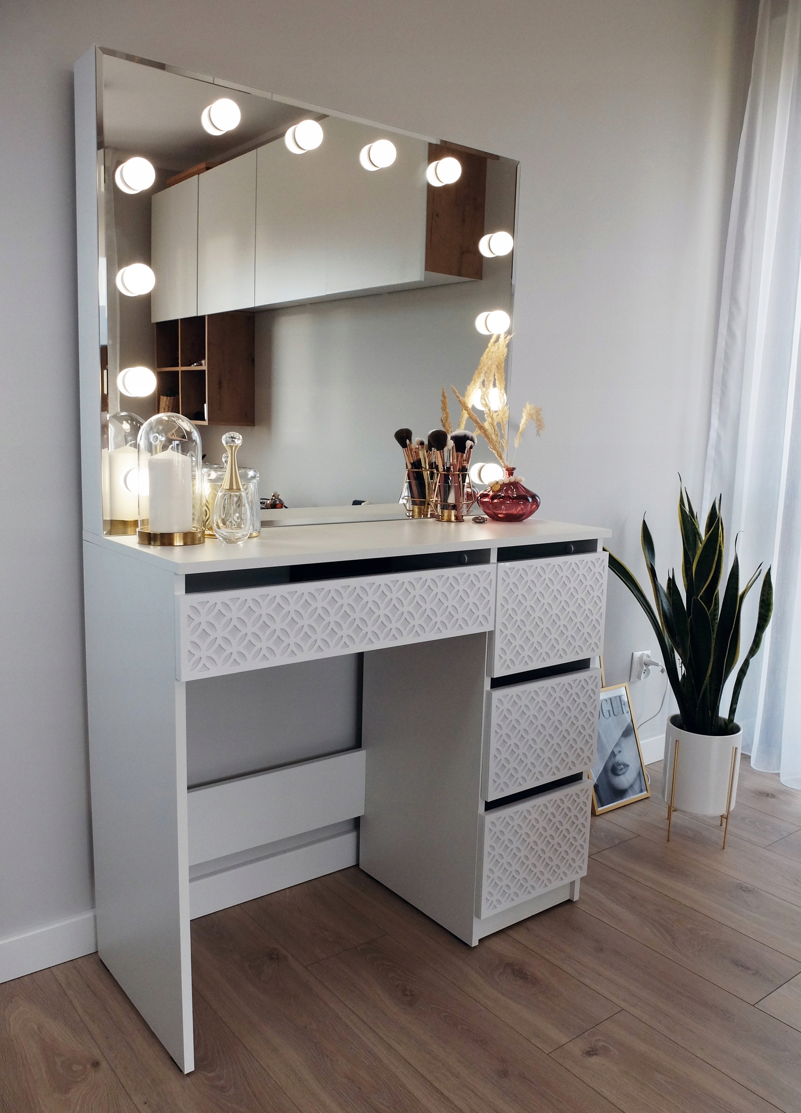 TOALETKA KOSMETYCZNA BIAŁA DO MAKIJAŻU Z OŚWIETLENIEM LUSTRO Szerokość mebla 90 cm