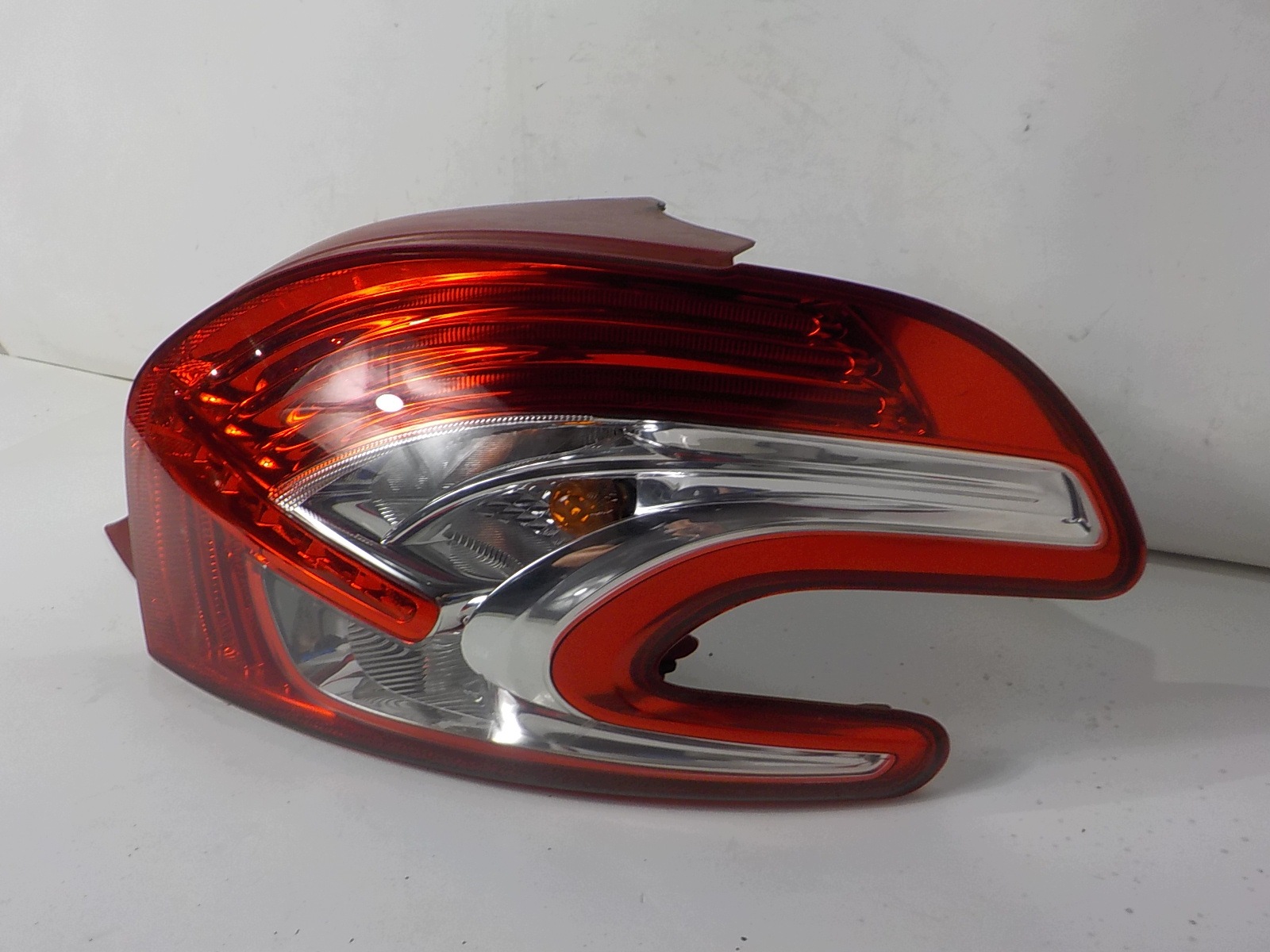 PEUGEOT 208 and light right rear part rear