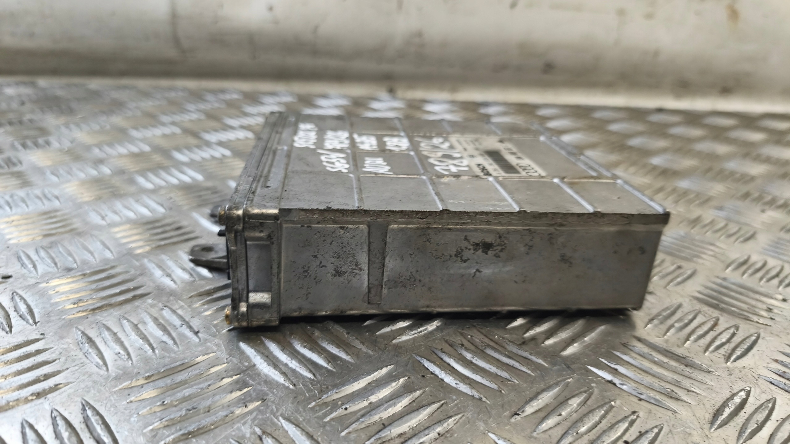computer control unit of the engine AUDI A4B5 1.8B 8D0907557C