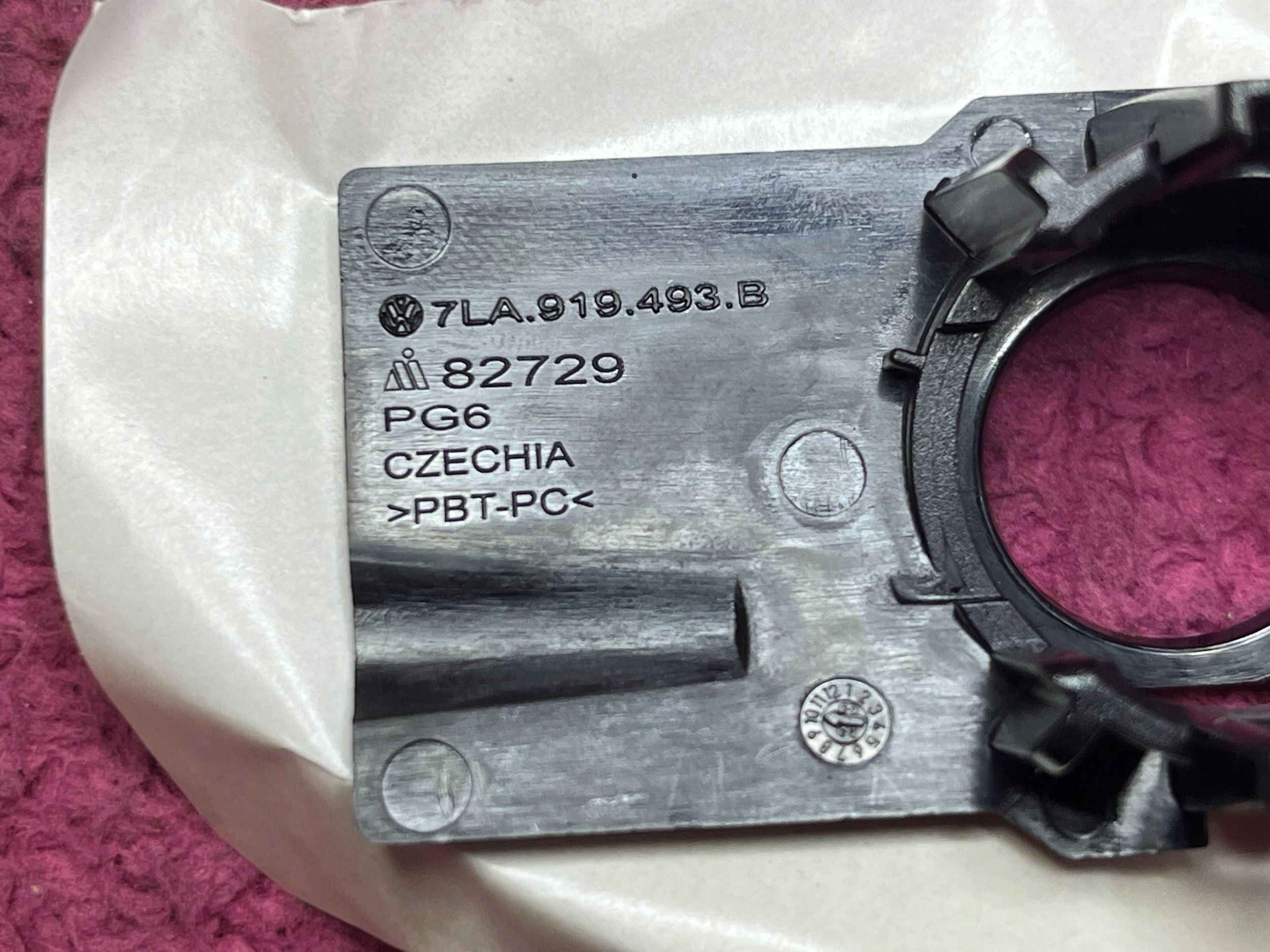 bracket of the sensor PDC front Volkswagen Transporter T6 7LA919493B