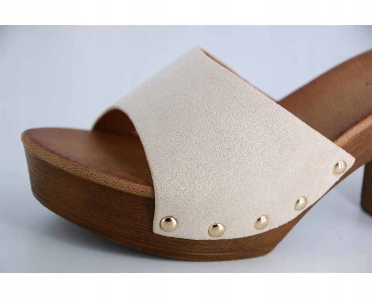 BEŻOWE DREWNIAKI NA OBCASIE KLAPKI DAMSKIE ZAMSZOWE Z ĆWIEKAMI 40 Kolor beżowy