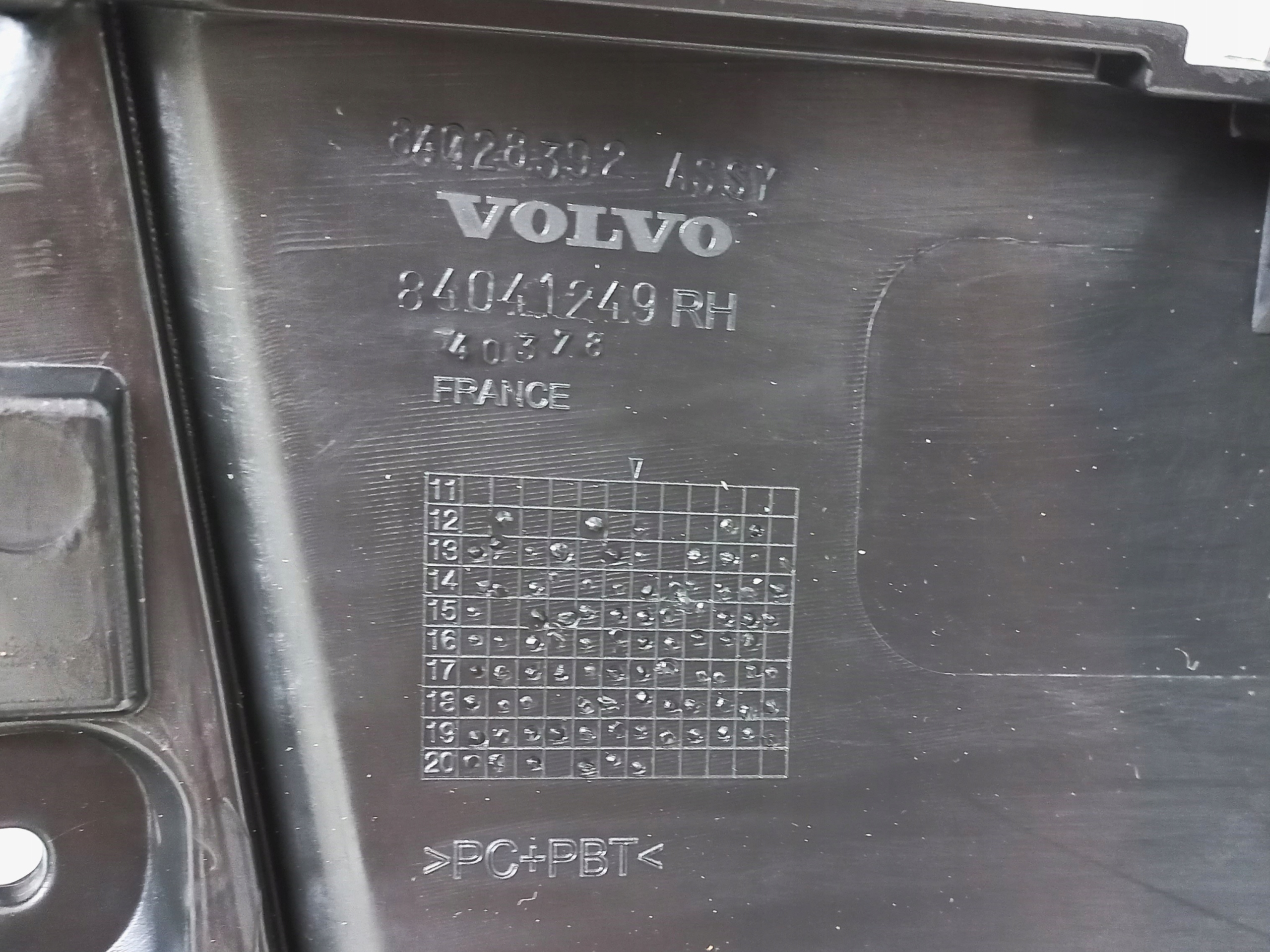 NOWA ORYGINALNA RAMKA WEWNĘTRZNA WSPORNIK REFLEKTORA LAMPY VOLVO FM 4 Jakość części (zgodnie z GVO) O - oryginał z logo producenta pojazdu (OE)