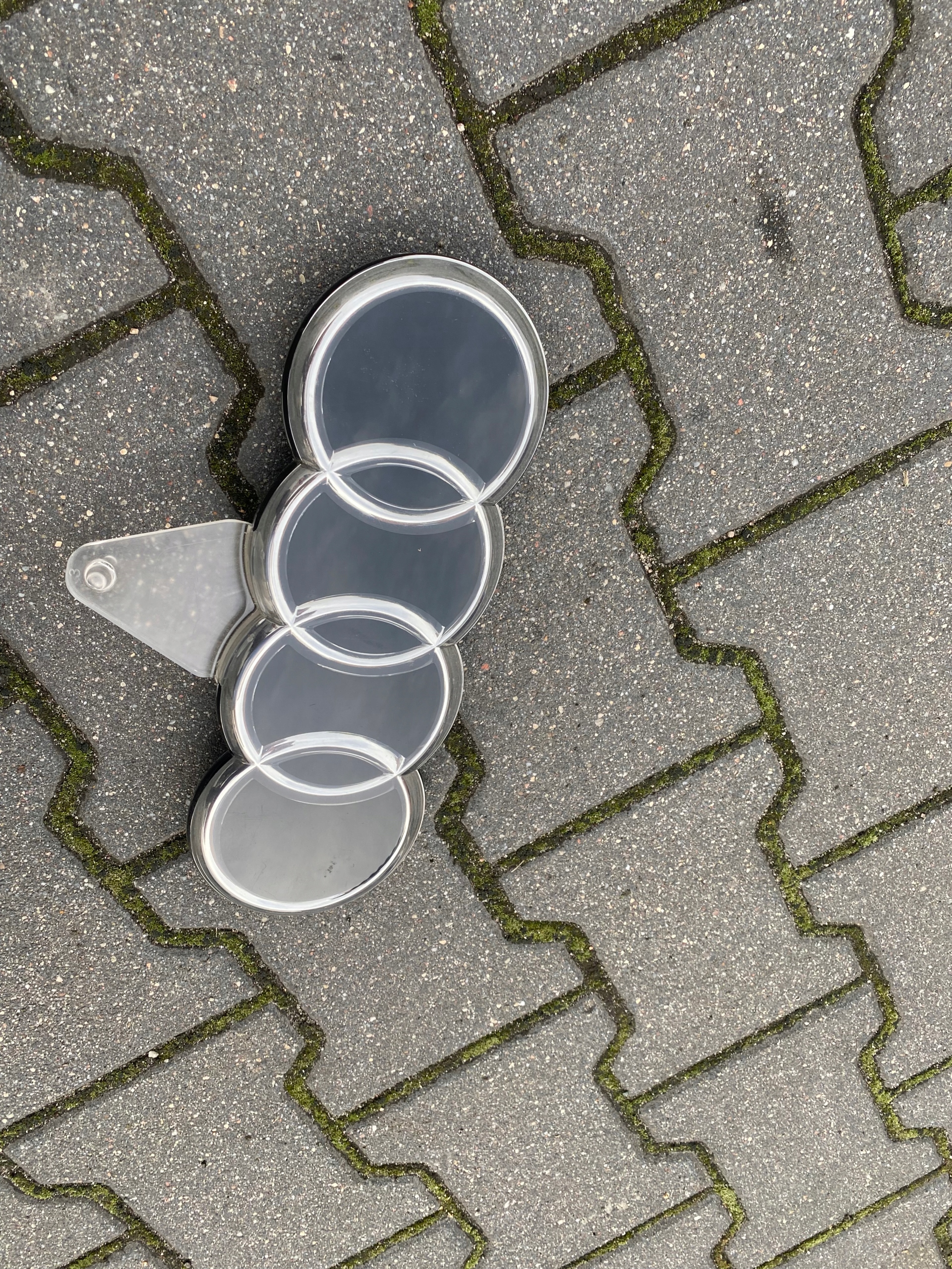 Емблема Audi Е-Трон перед Е трон