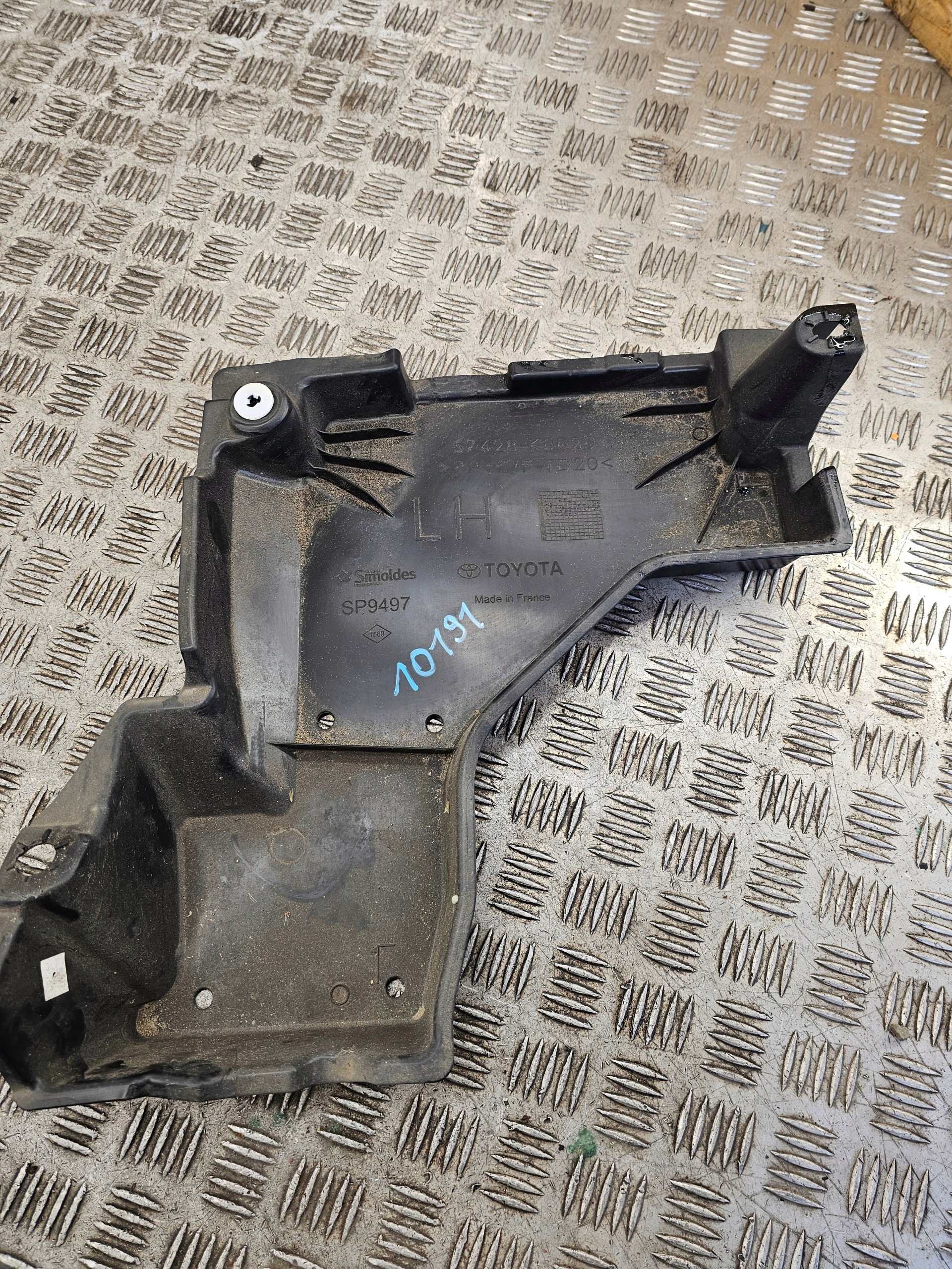 cover central chassis left side Toyota Yaris XP210 57628K0020