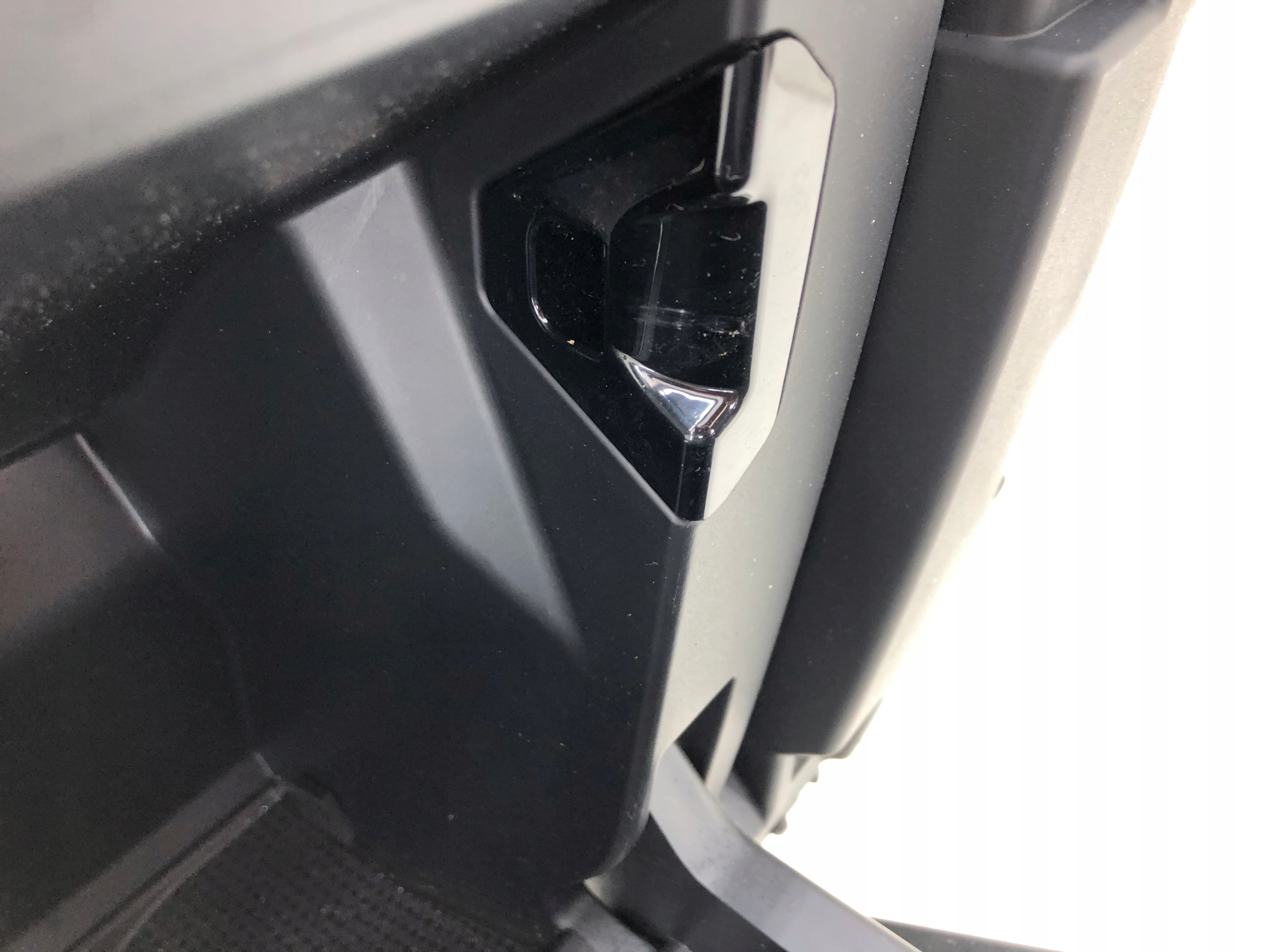 BMW X1 U11 бардачок пассажира европа