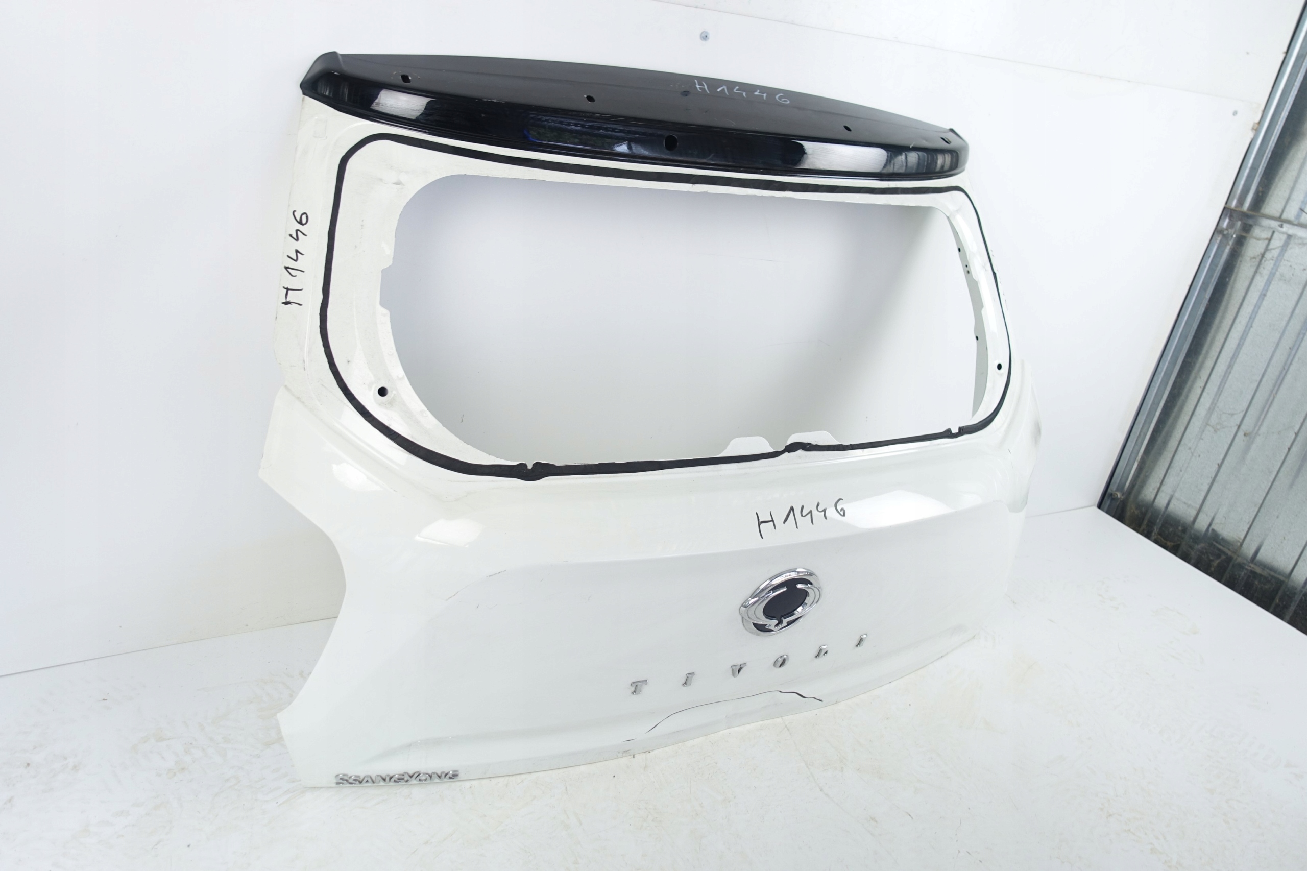 SSANGYONG TIVOLI 2015- trunk door cover boot rear part