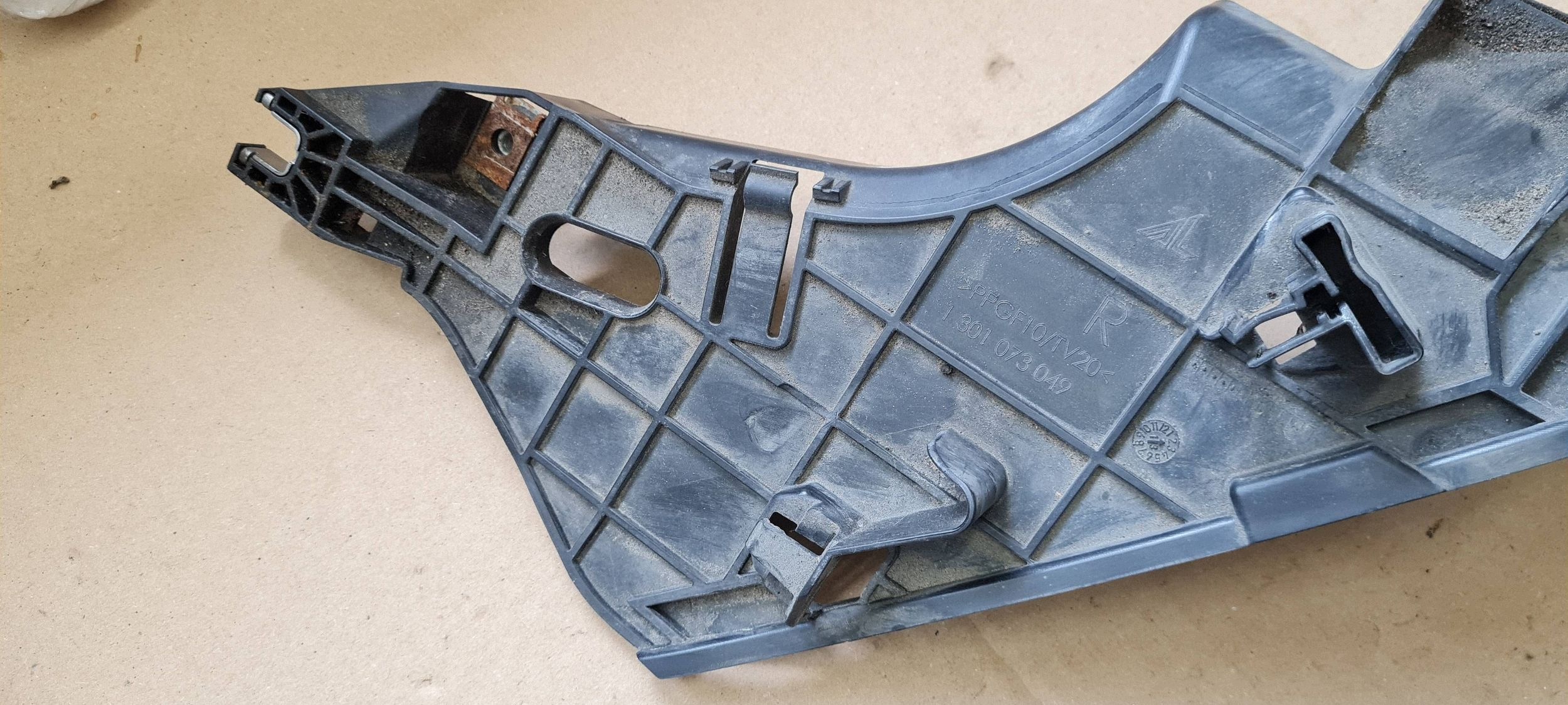 A7 4G S7 bracket holder lights right front 1301073049 4G8941454A