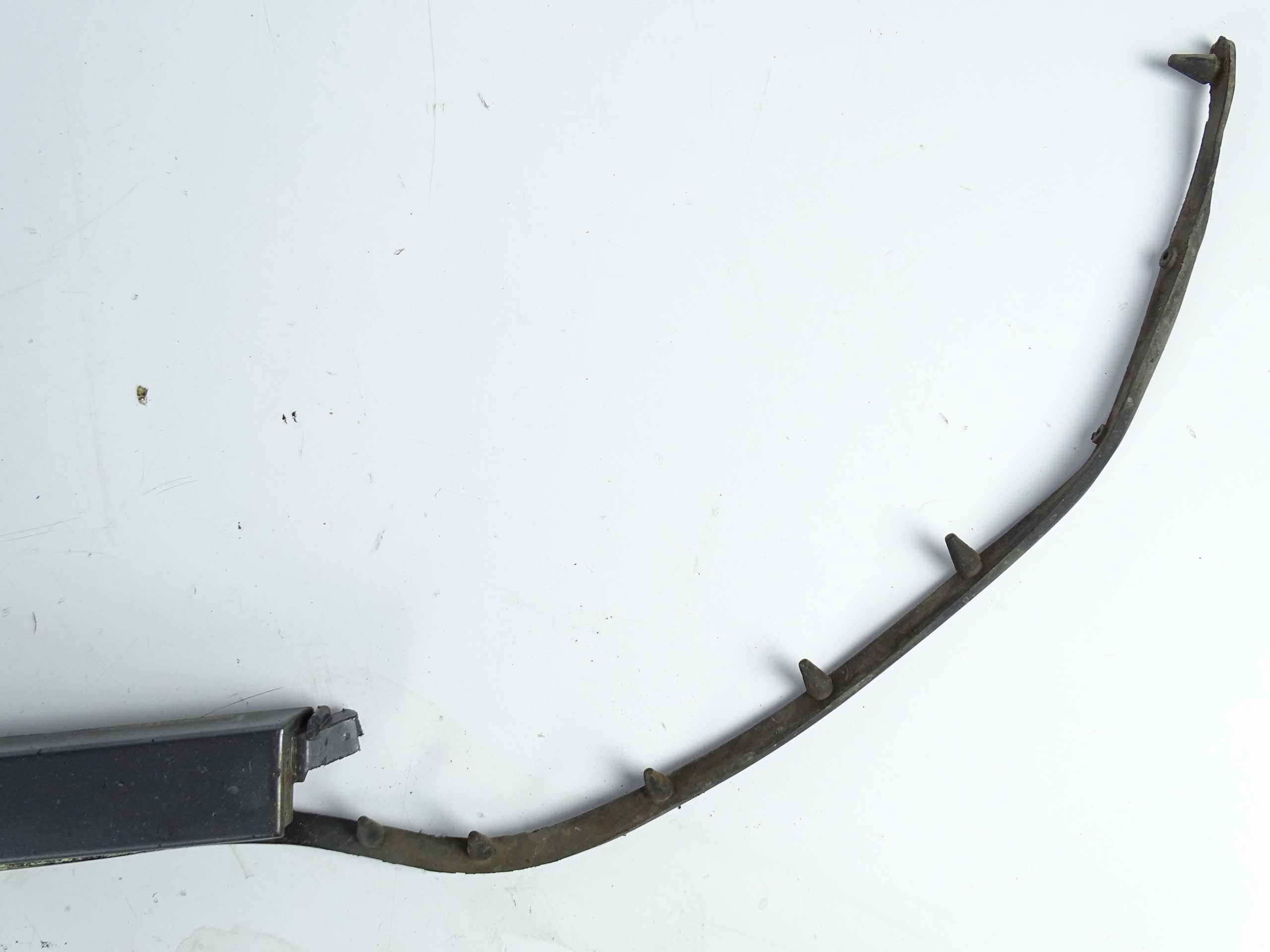 Mercedes S klasa W140 LISTWA POD LAMPE LEWA Producent części Mercedes-Benz OE