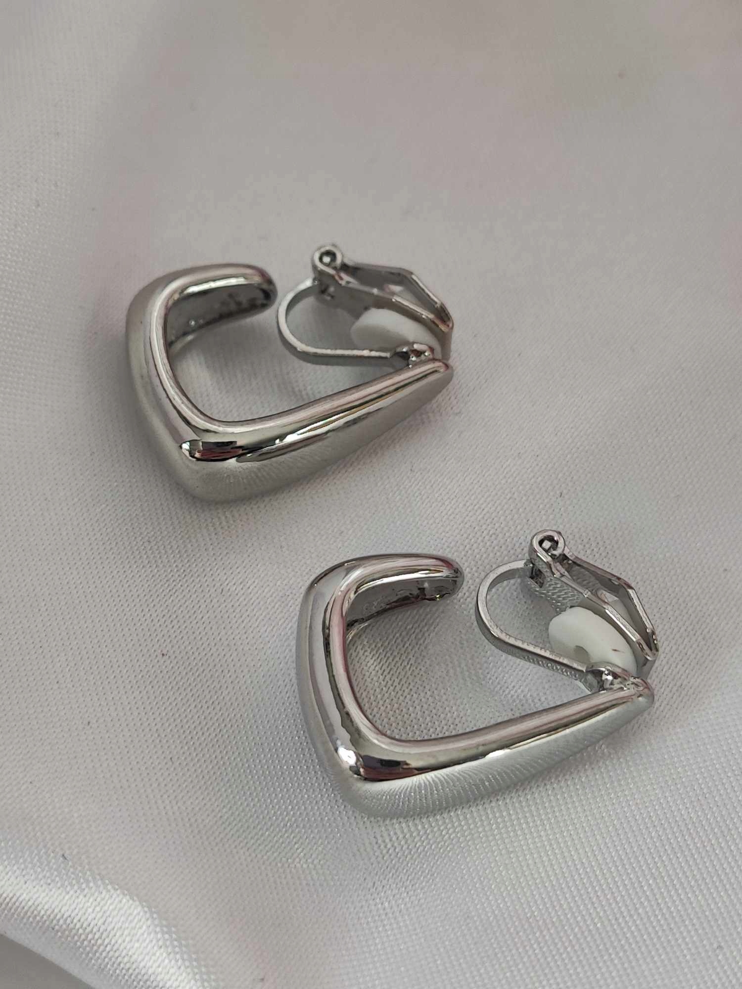 Srebrne eleganckie klipsy klasyczny model docisk c44 Marka Inna marka