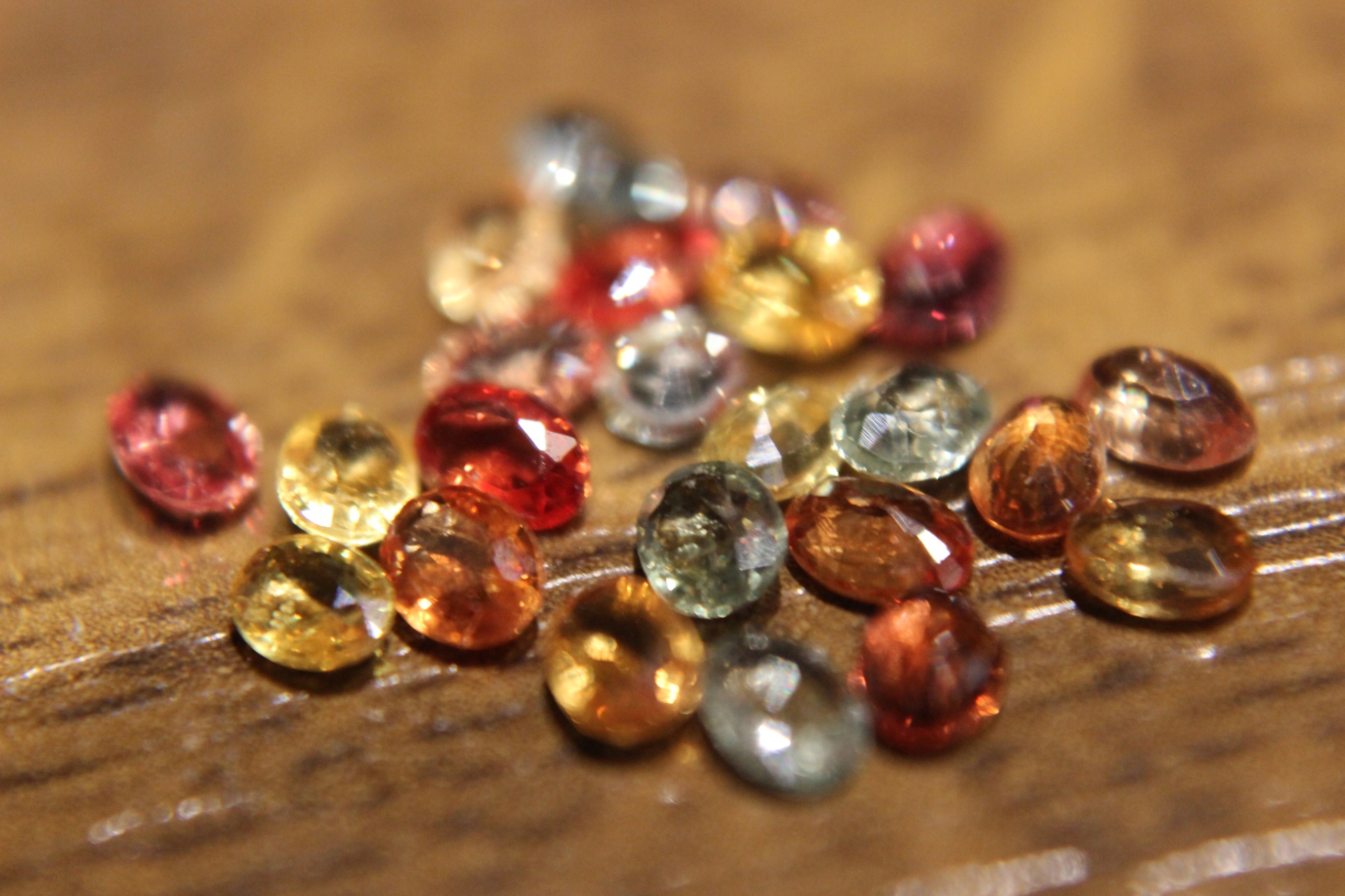 Safírové přírodní kameny 4.00ct 23ks