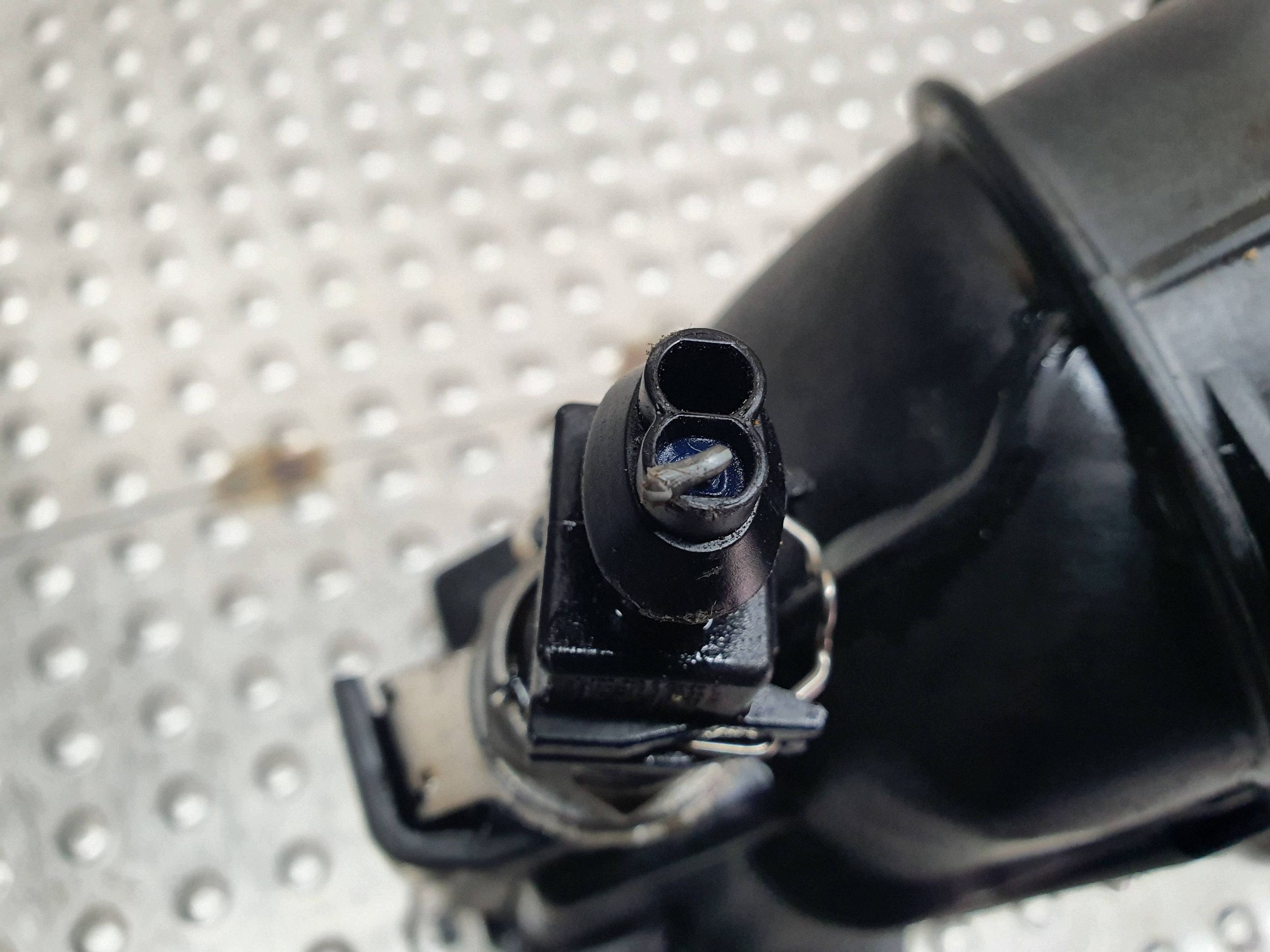 oil filter holder 7807799 BMW E90 E83 E87 E91 E60 E88 E92 E93 2.0D N47