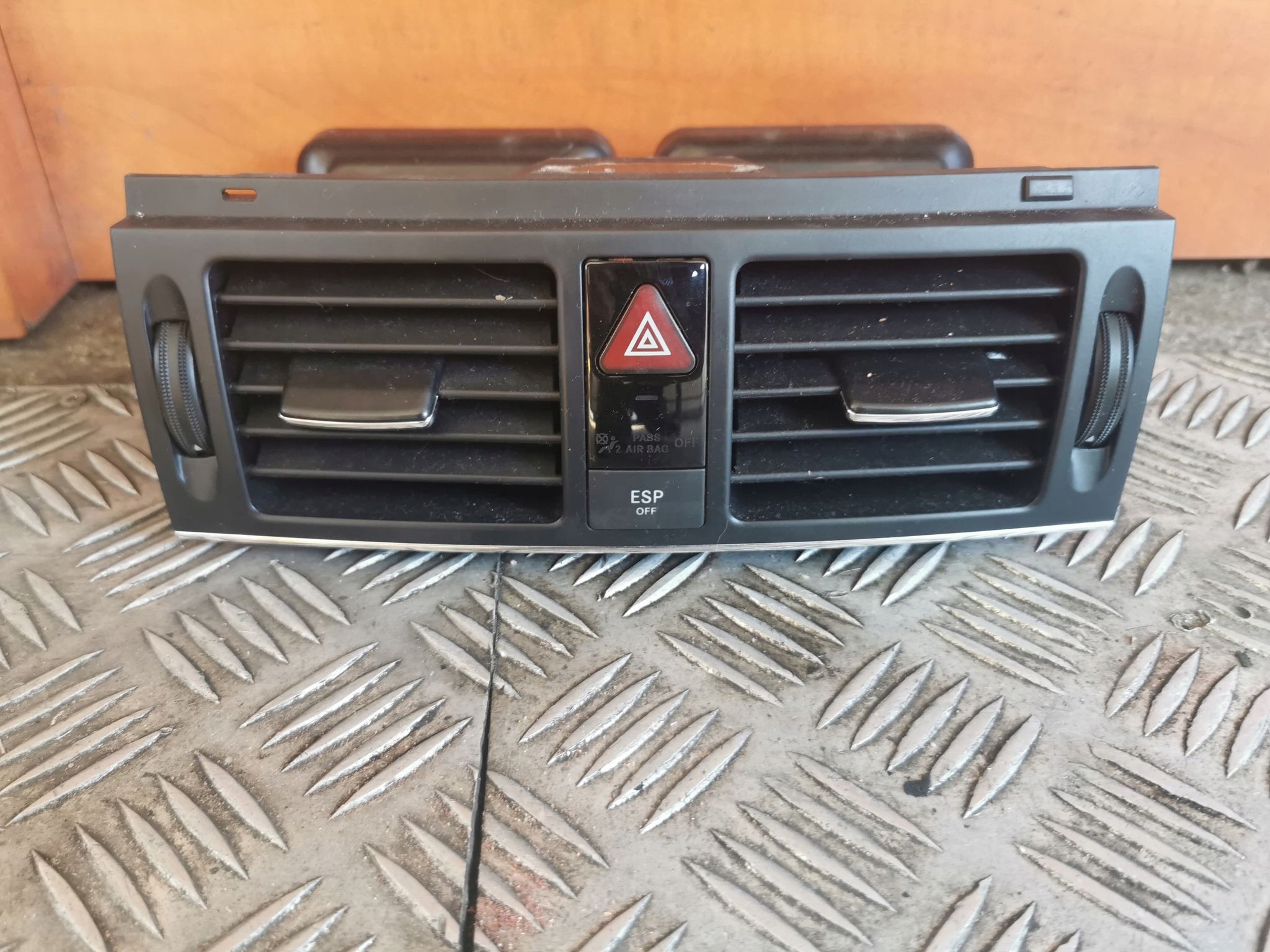 2048304054 - MERCEDES C W204 вентиляционная решетка 2048706558