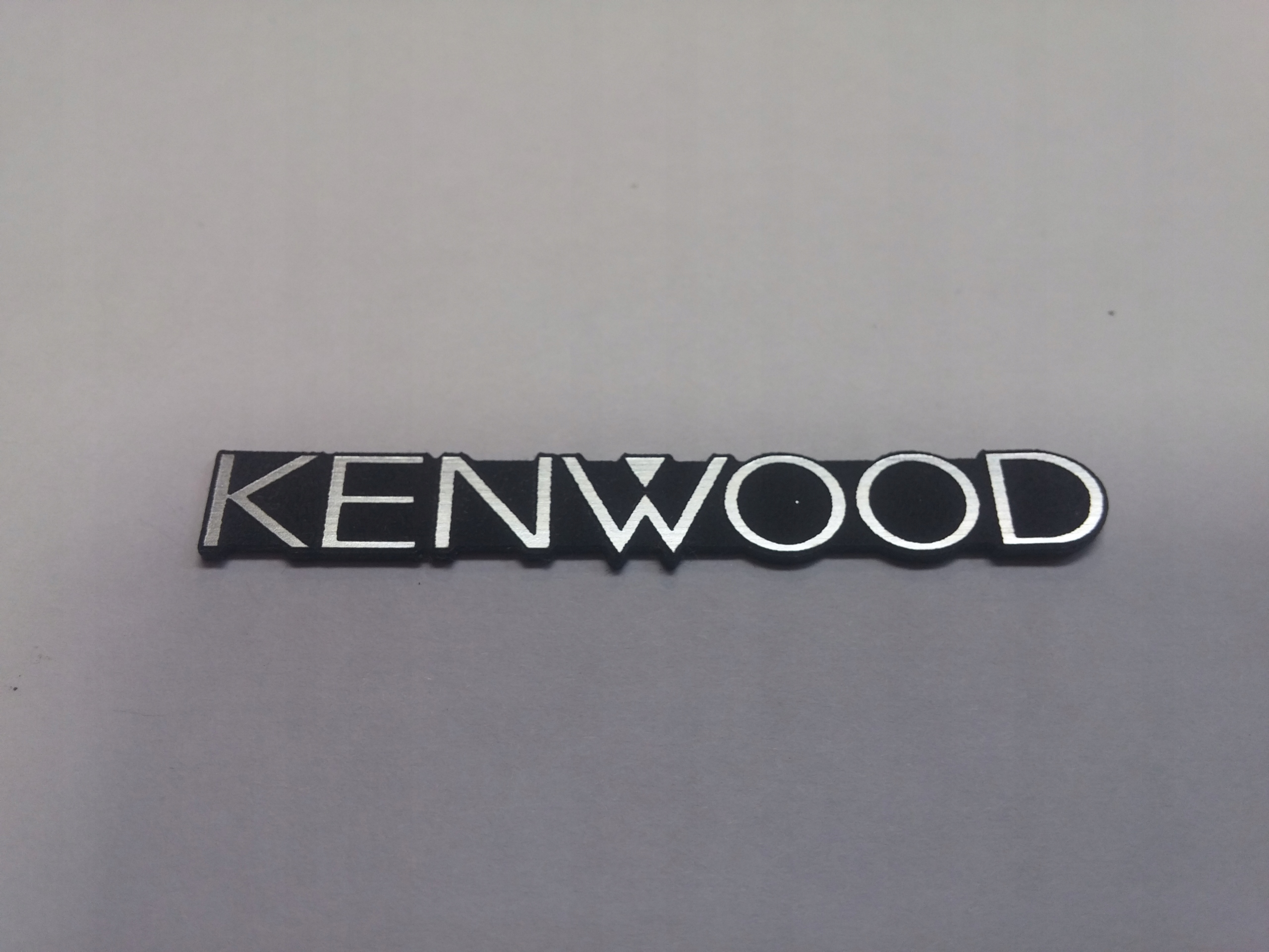 

Kenwood naklejka emblemat 143 x 20 mm *srebrna