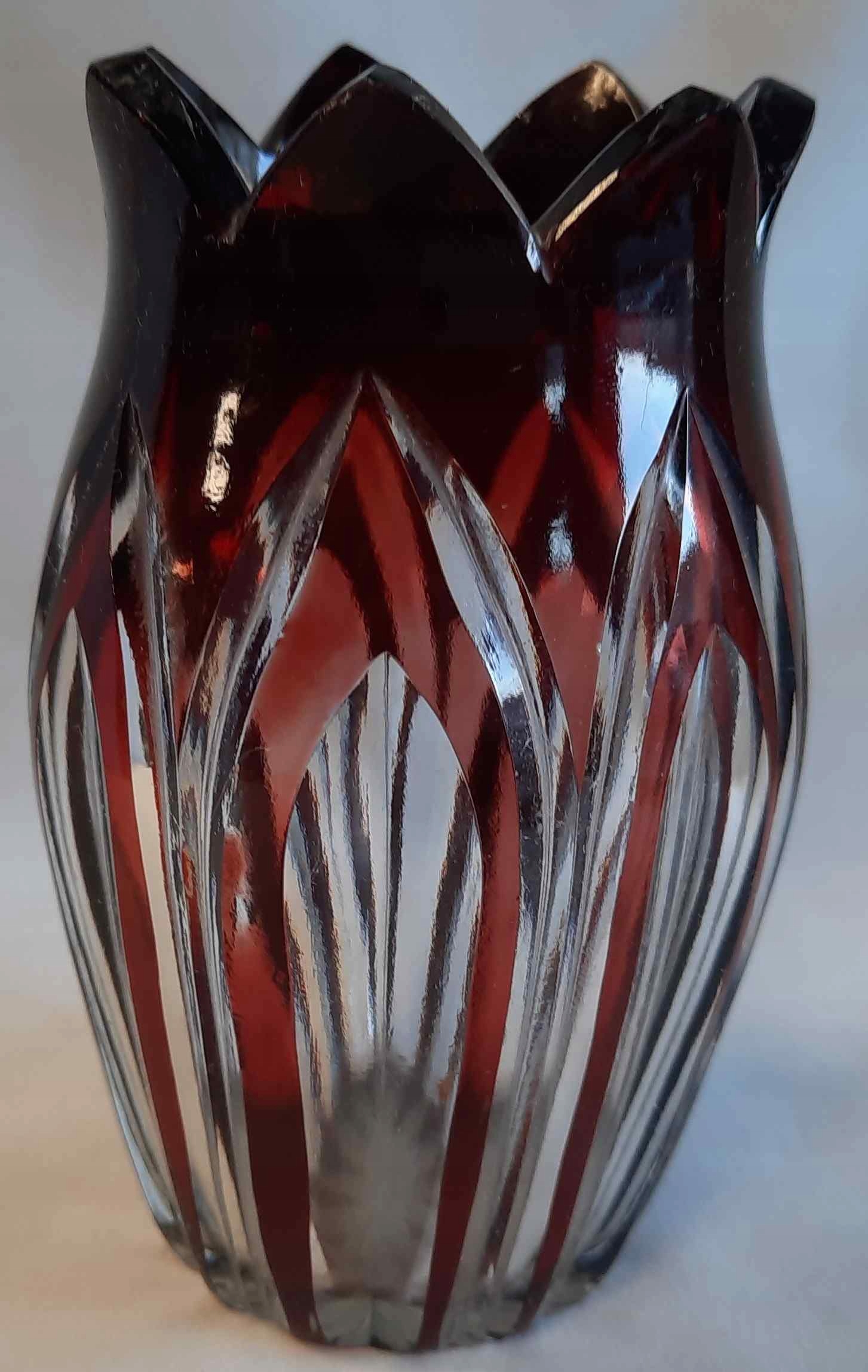 Rubinowy Wazon w Typie Art - Deco