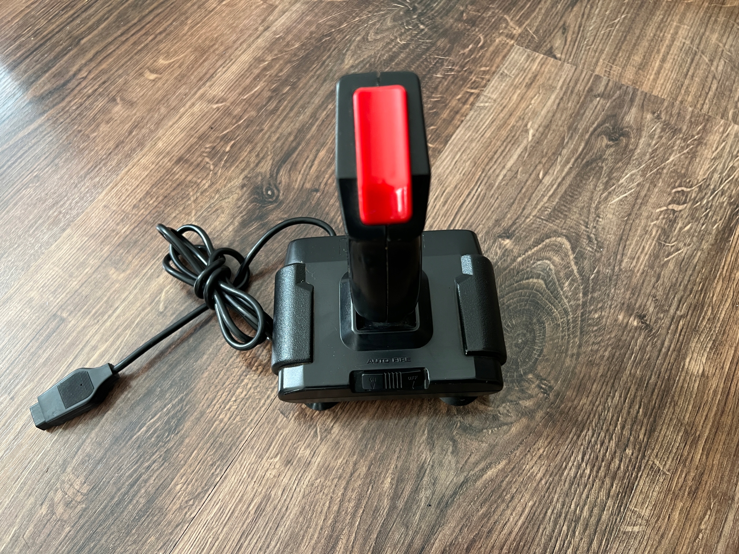 Joystick QUICK SHOT SVI na gumkach do Amiga Atari Commodore