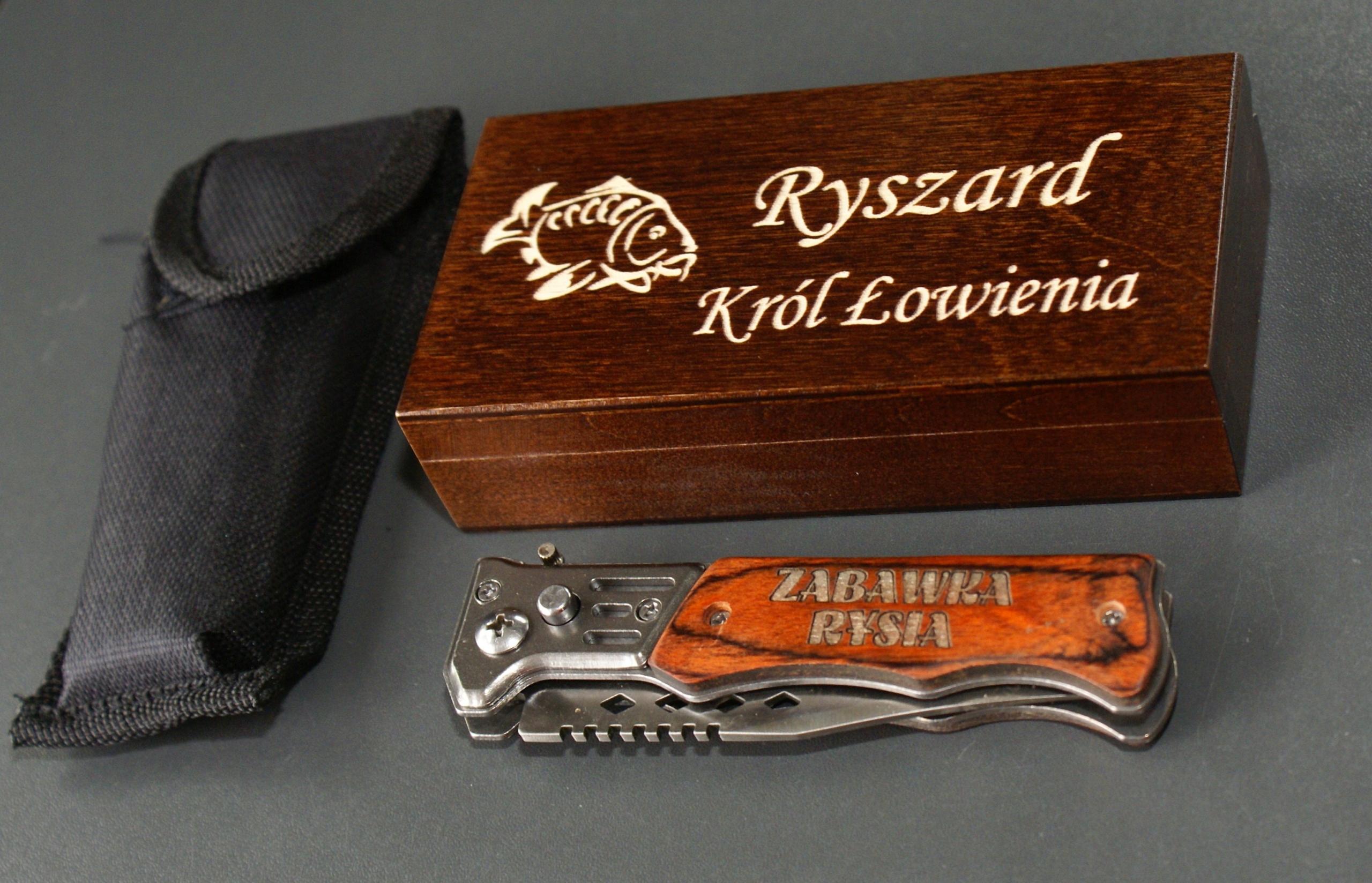 Nóż sprężynowy w pudełku z GRAWEREM na PREZENT dla Grzybiarza Rybaka Marka bez marki