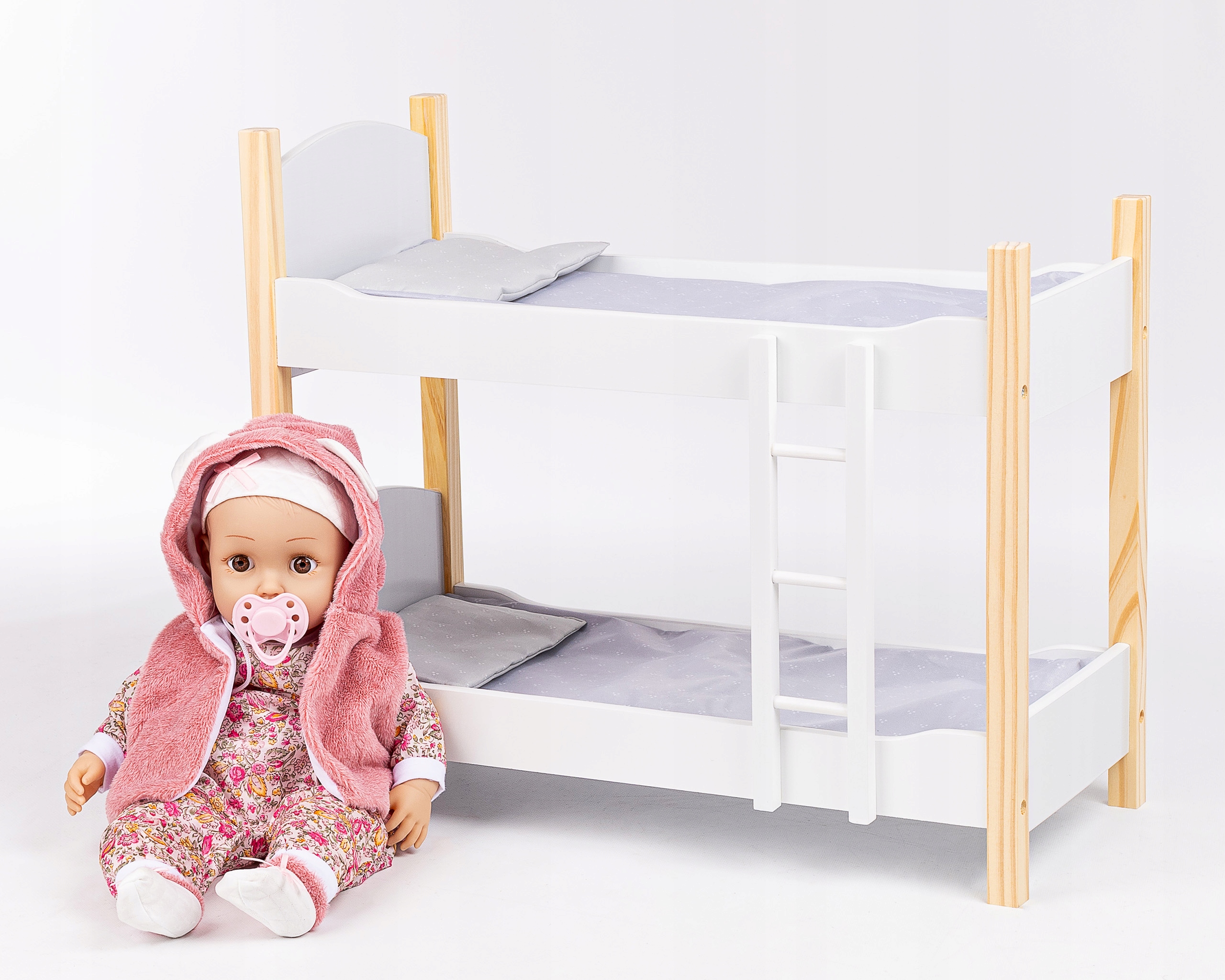 KINDERPLAY DREVENÁ DVOJPOSLADOVÁ POSTEĽ PRE BÁBIKU 53cm + POSTEĽNE Vek dieťaťa: 3 roky +