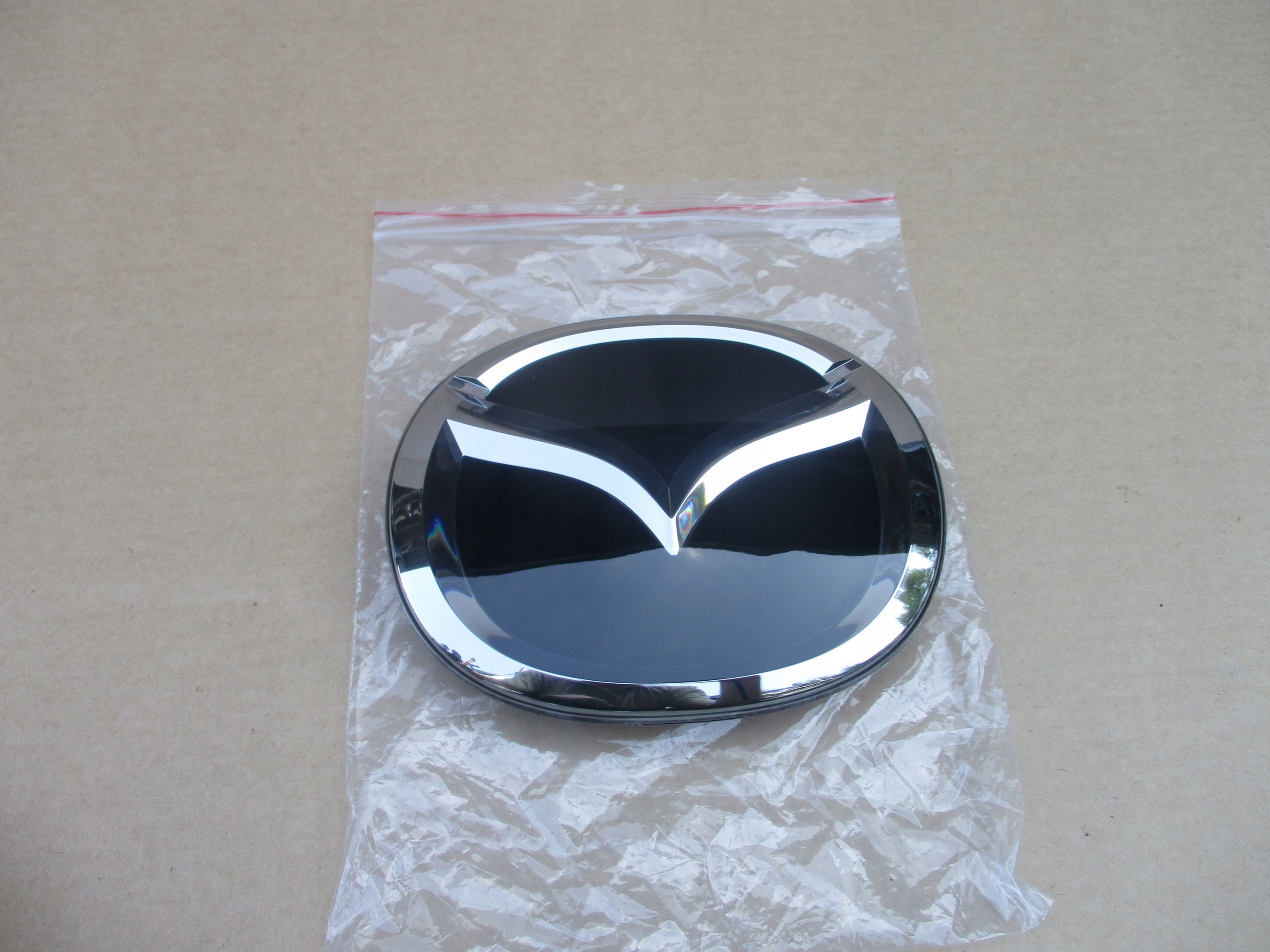 EMBLEMAT ATRAPY GRILLA RADARU MAZDA CX30 CX60 CX90 NOWY ORG KBB3-507Z0