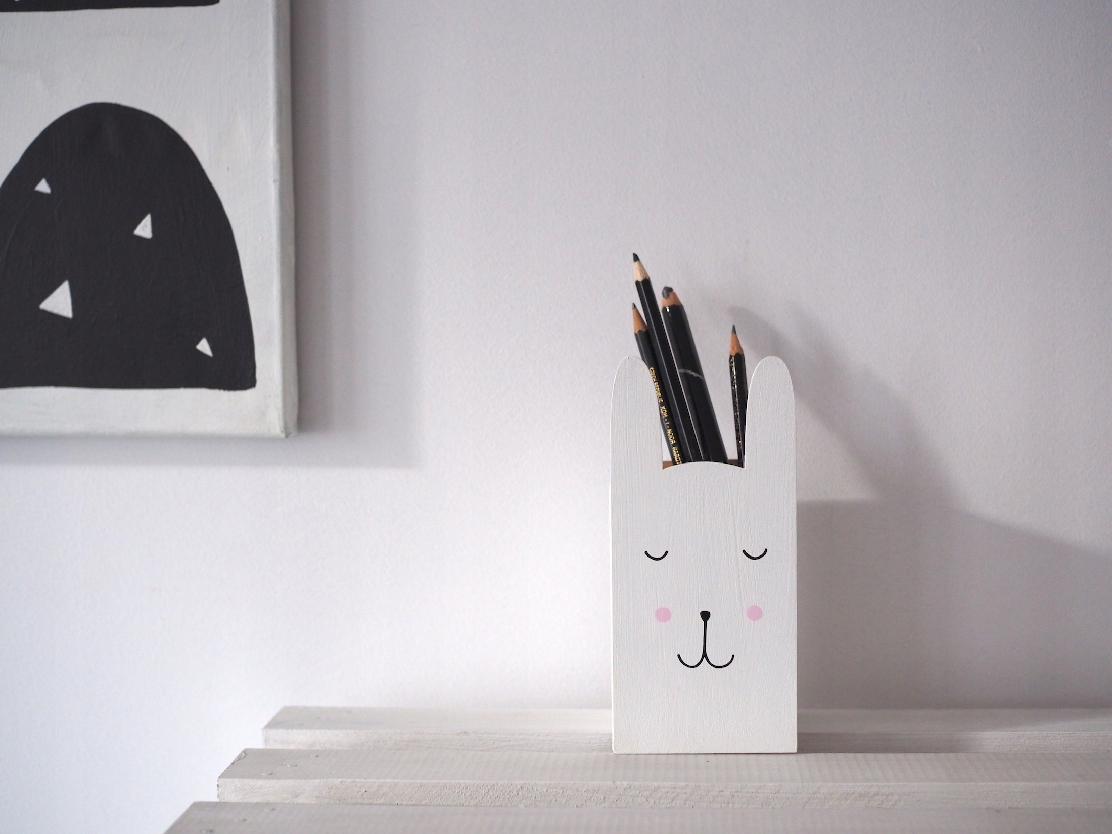 dřevěný kelímek na náčiní Bílý malý králík