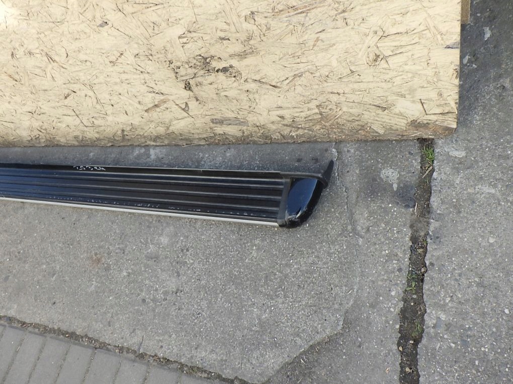 MERCEDES X470 W470 NISSAN NAVARA D23 cap threshold left