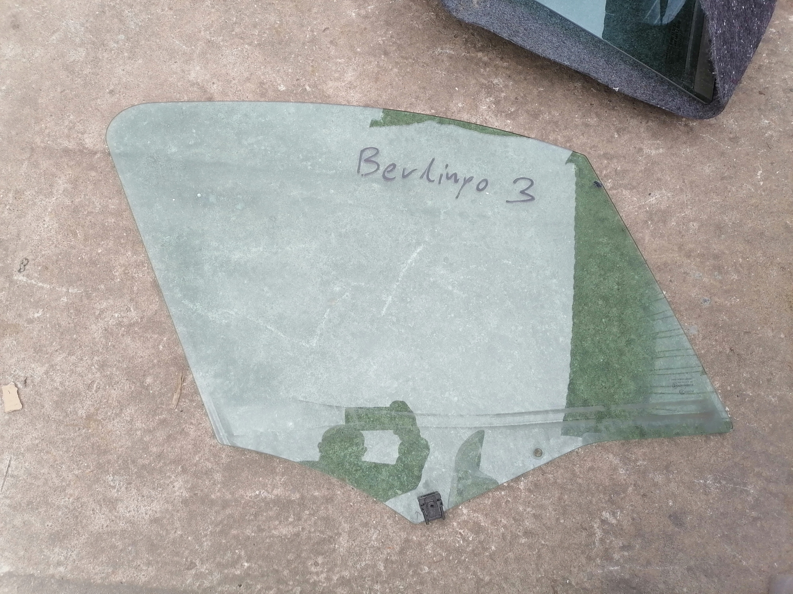 СКЛО ПЕРЕДНЬОЇ ПРАВОЇ ДВЕРІ CITROEN BERLINGO III